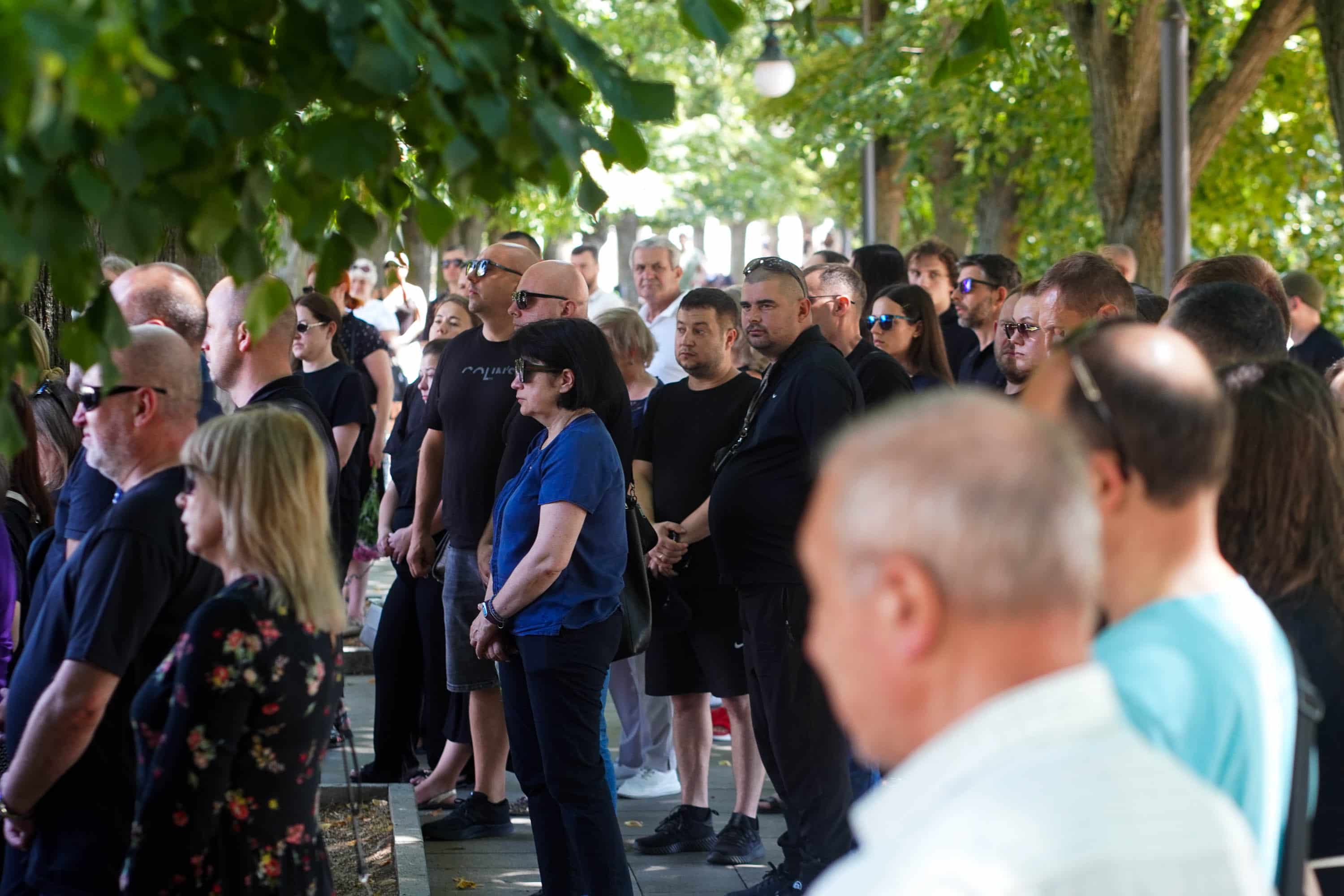 Сьогодні Ужгород провів в останню путь 43-річного військового – солдата Олега Матвієнка, який віддав життя, захищаючи Україну від російської агресії