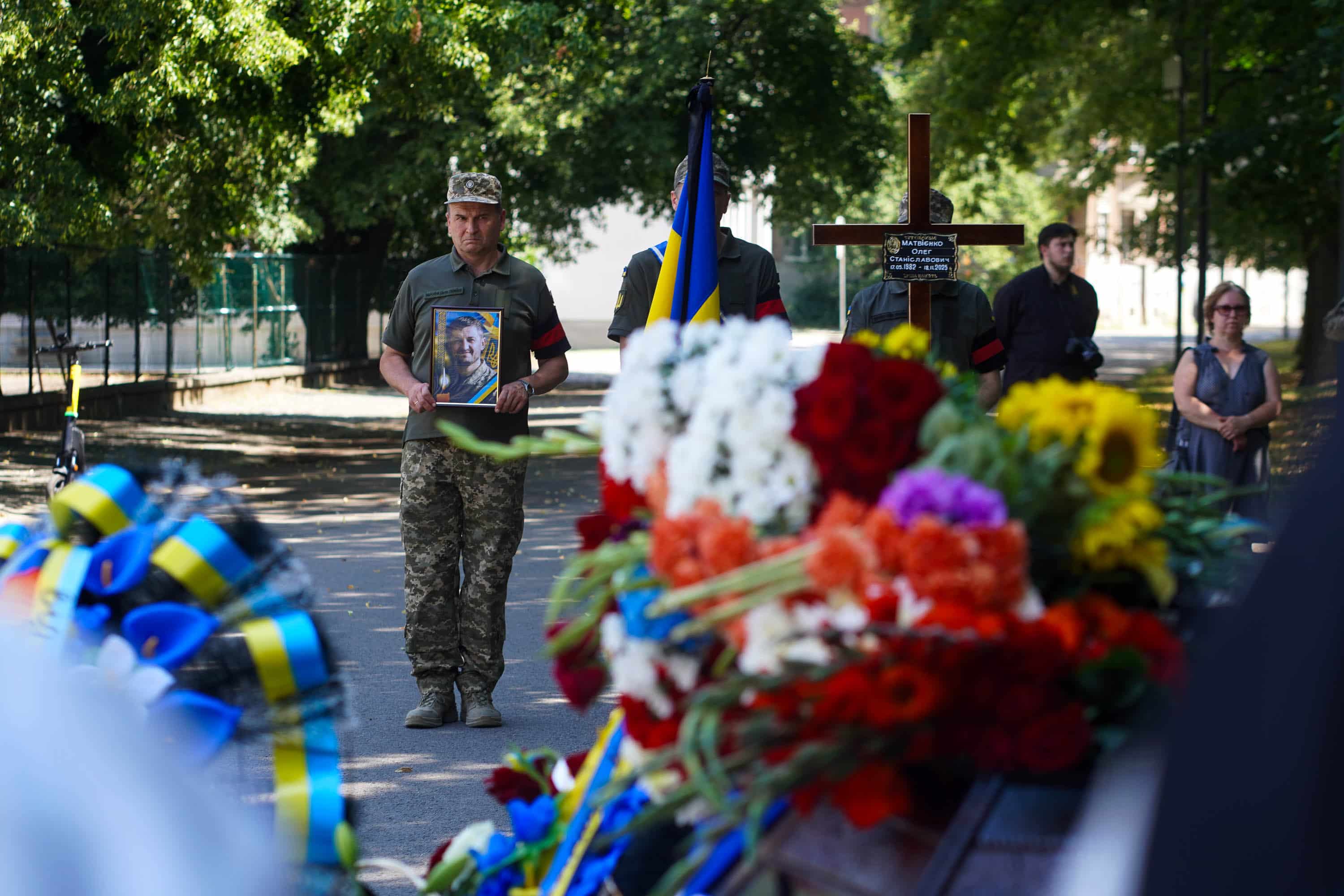 Сьогодні Ужгород провів в останню путь 43-річного військового – солдата Олега Матвієнка, який віддав життя, захищаючи Україну від російської агресії