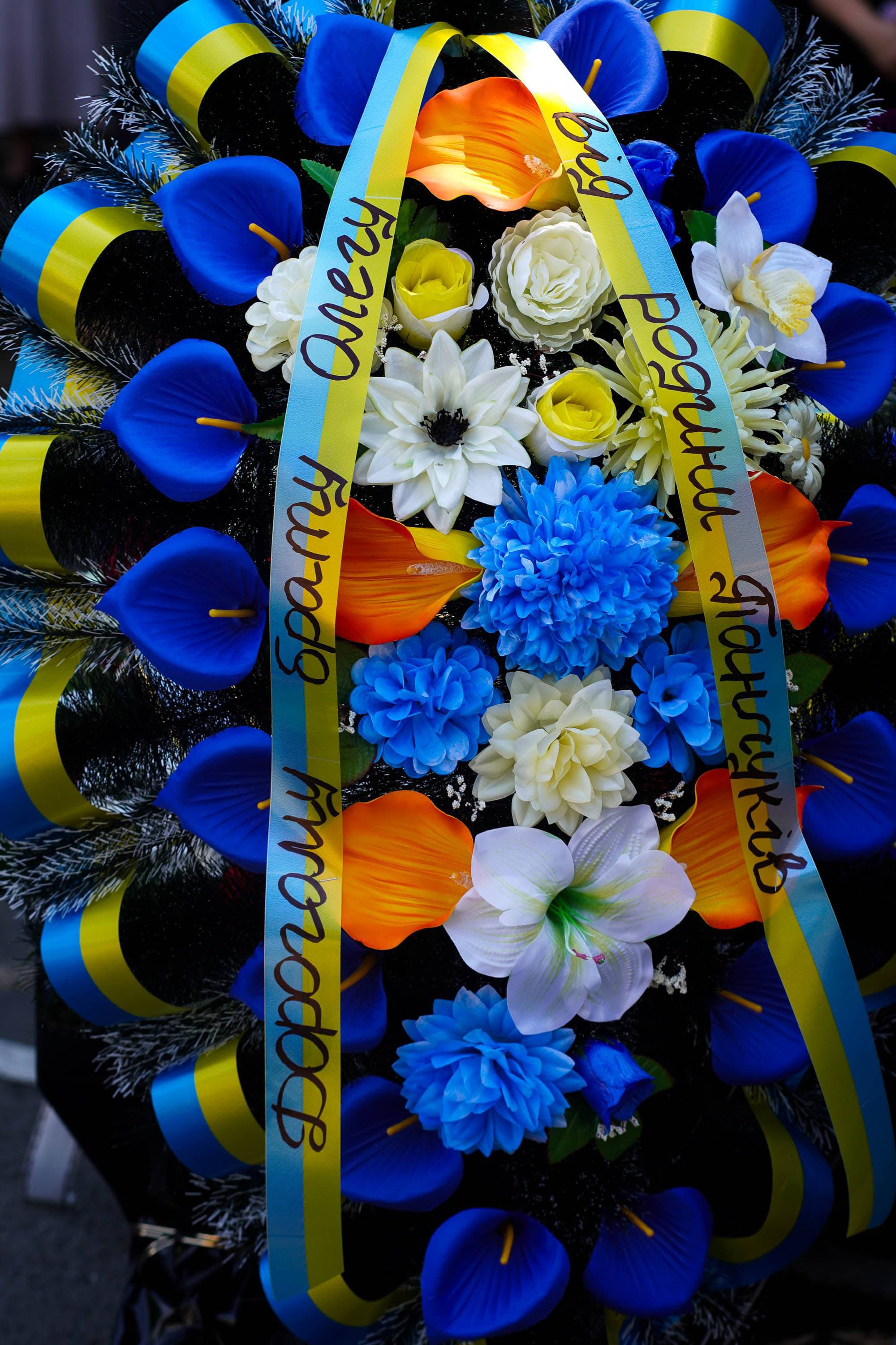 Сьогодні Ужгород провів в останню путь 43-річного військового – солдата Олега Матвієнка, який віддав життя, захищаючи Україну від російської агресії