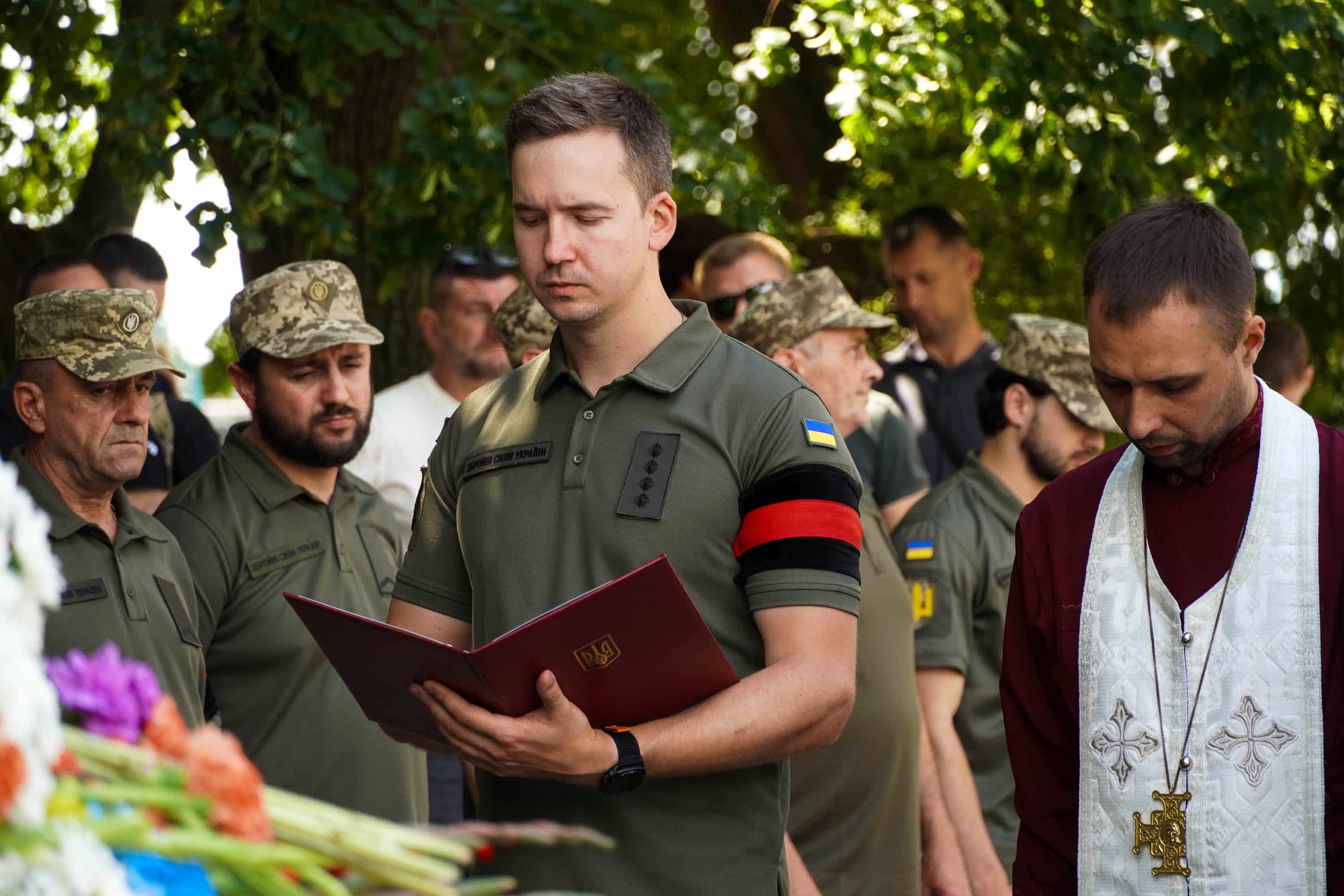Сьогодні Ужгород провів в останню путь 43-річного військового – солдата Олега Матвієнка, який віддав життя, захищаючи Україну від російської агресії