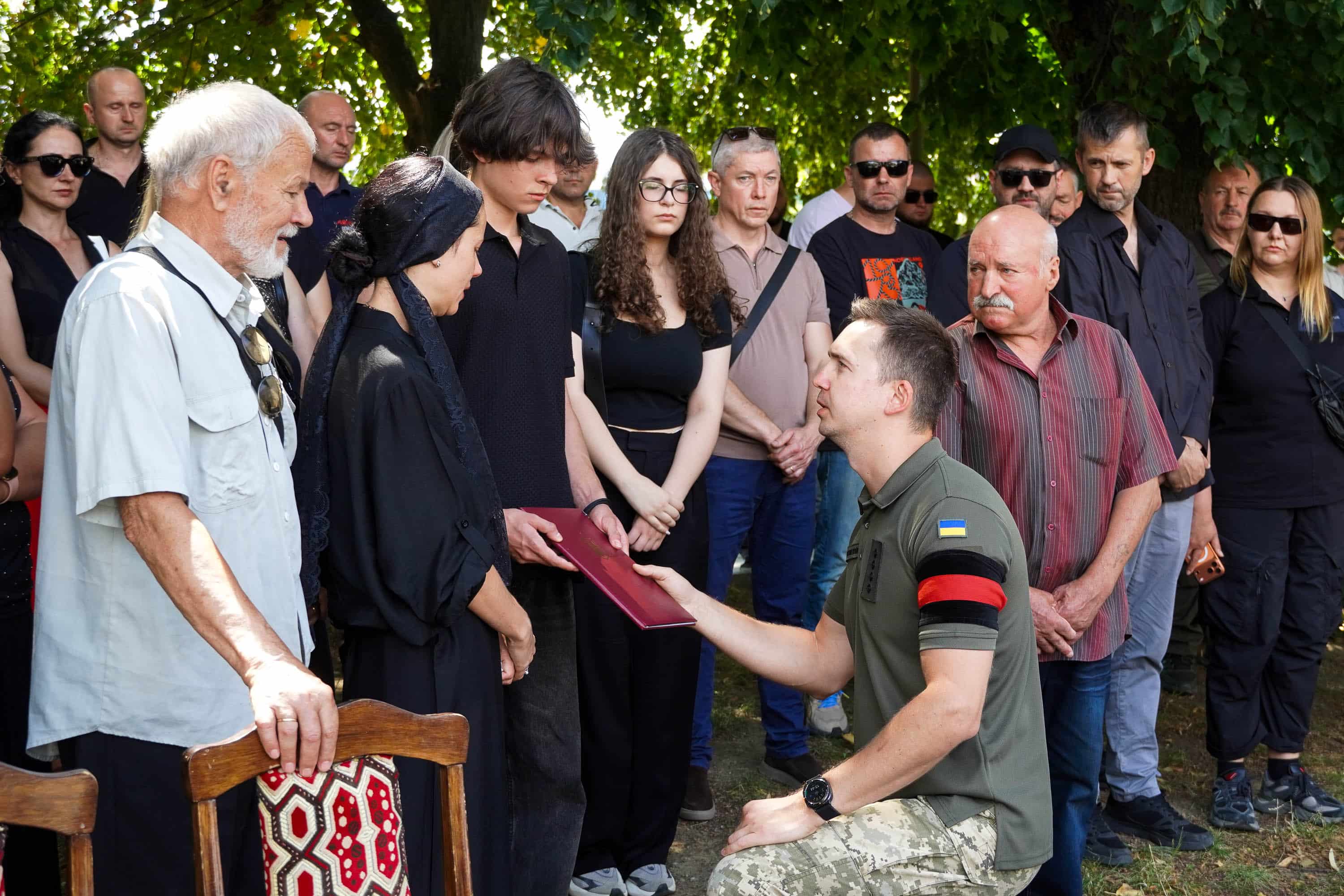 Сьогодні Ужгород провів в останню путь 43-річного військового – солдата Олега Матвієнка, який віддав життя, захищаючи Україну від російської агресії