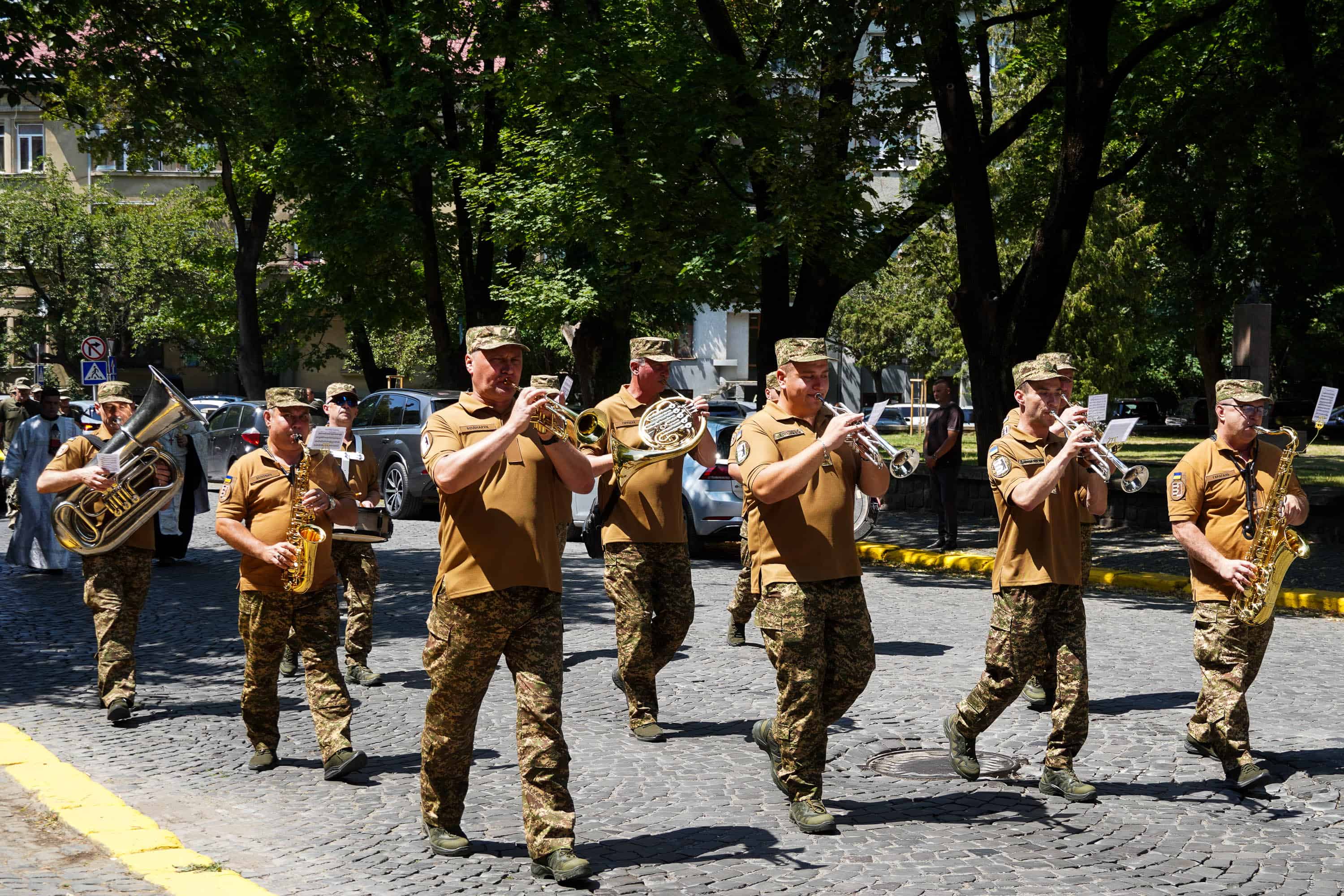 Сьогодні Ужгород провів в останню путь 43-річного військового – солдата Олега Матвієнка, який віддав життя, захищаючи Україну від російської агресії
