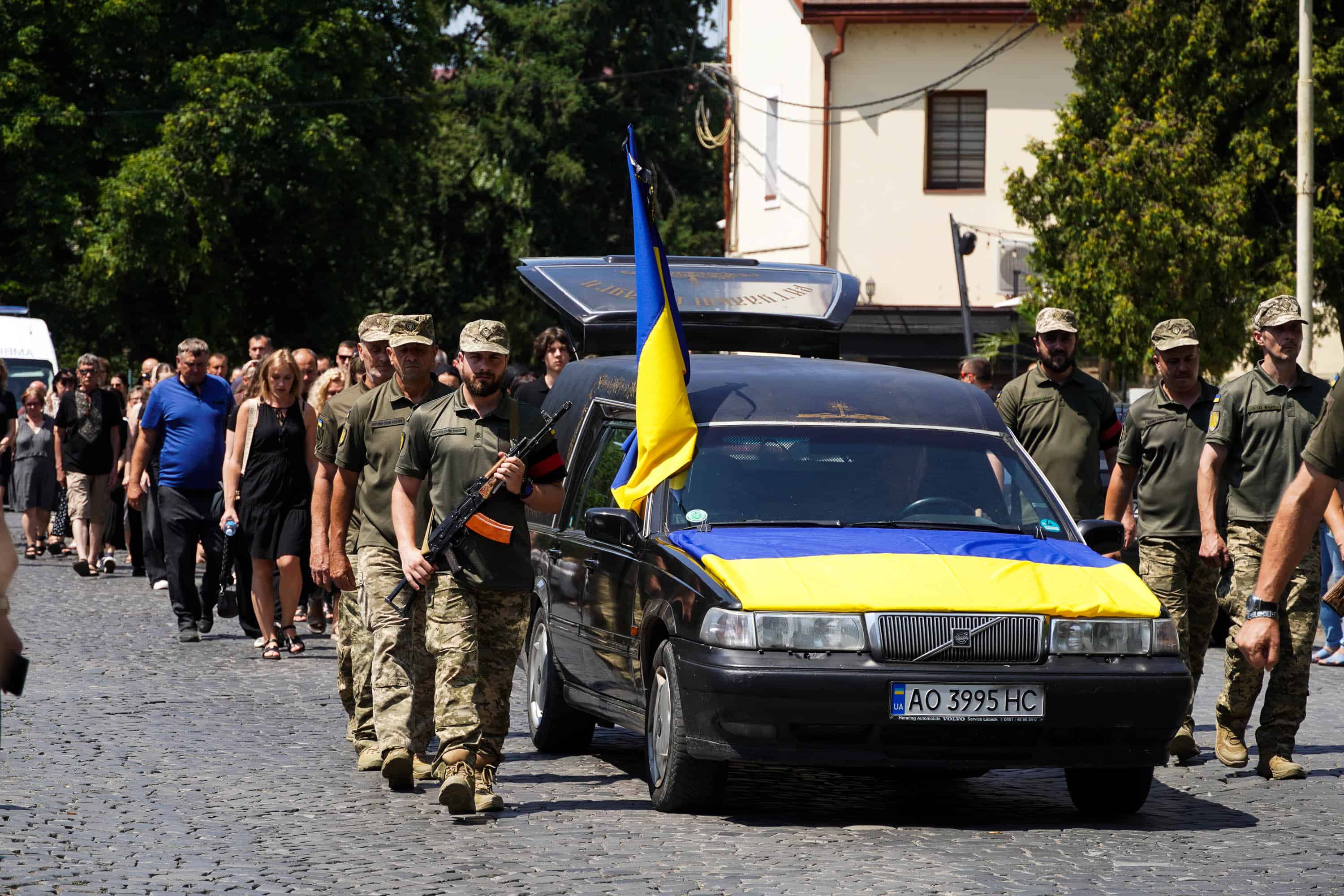 Сьогодні Ужгород провів в останню путь 43-річного військового – солдата Олега Матвієнка, який віддав життя, захищаючи Україну від російської агресії