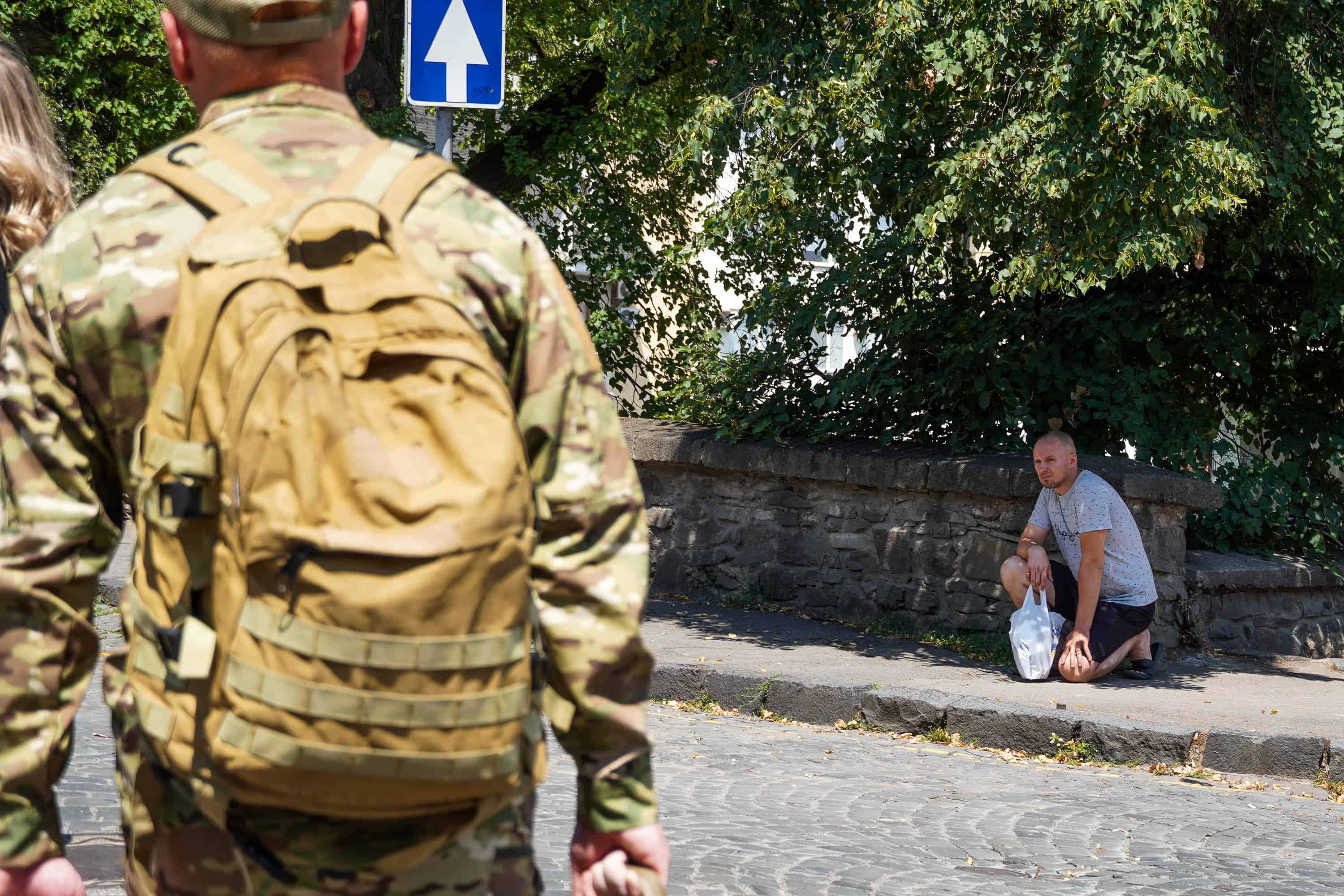 Сьогодні Ужгород провів в останню путь 43-річного військового – солдата Олега Матвієнка, який віддав життя, захищаючи Україну від російської агресії