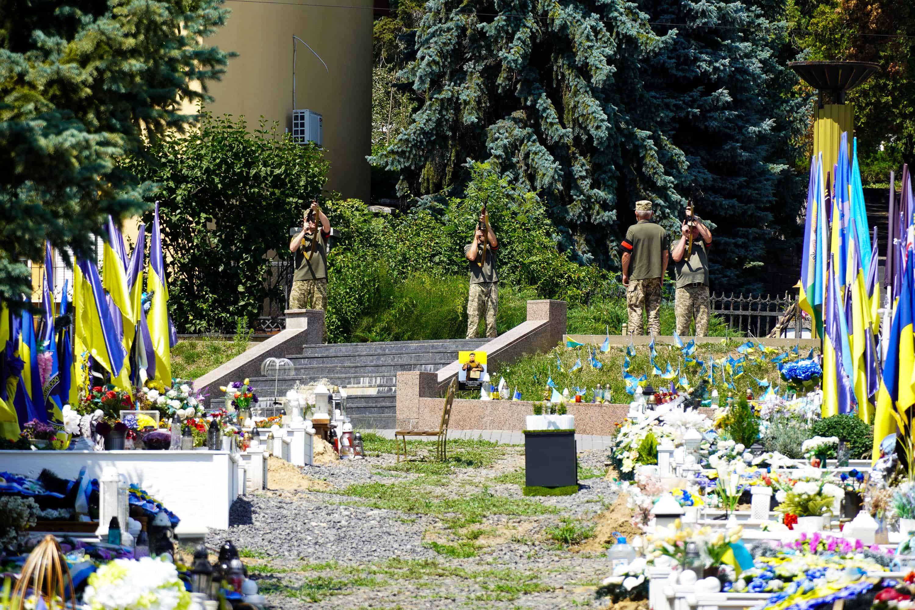 Сьогодні Ужгород провів в останню путь 43-річного військового – солдата Олега Матвієнка, який віддав життя, захищаючи Україну від російської агресії