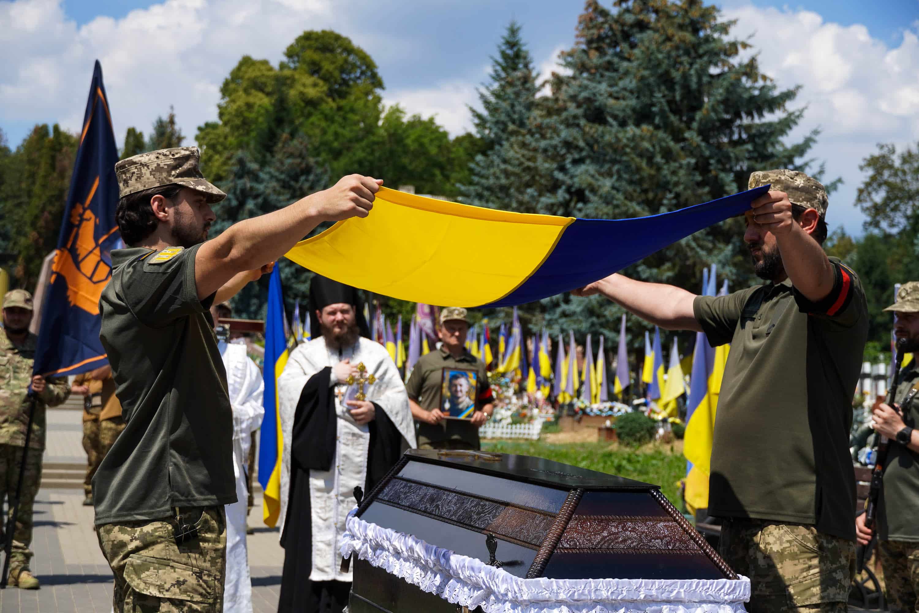 Сьогодні Ужгород провів в останню путь 43-річного військового – солдата Олега Матвієнка, який віддав життя, захищаючи Україну від російської агресії