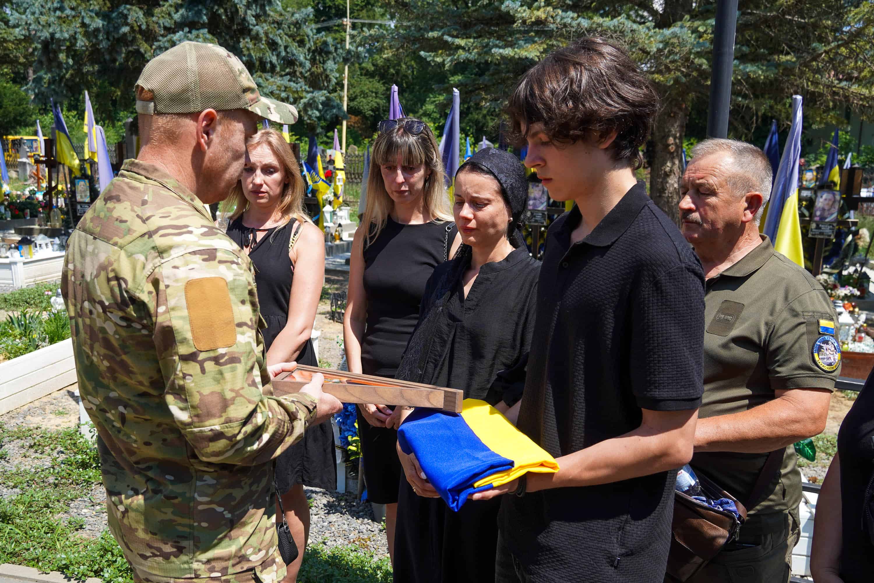 Сьогодні Ужгород провів в останню путь 43-річного військового – солдата Олега Матвієнка, який віддав життя, захищаючи Україну від російської агресії