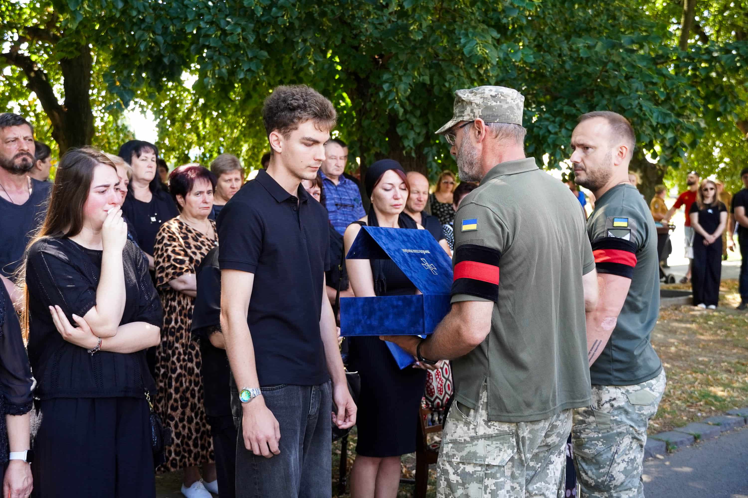 В Ужгороді попрощалися із полеглим 34-річним захисником – солдатом Артемом Ромчаком