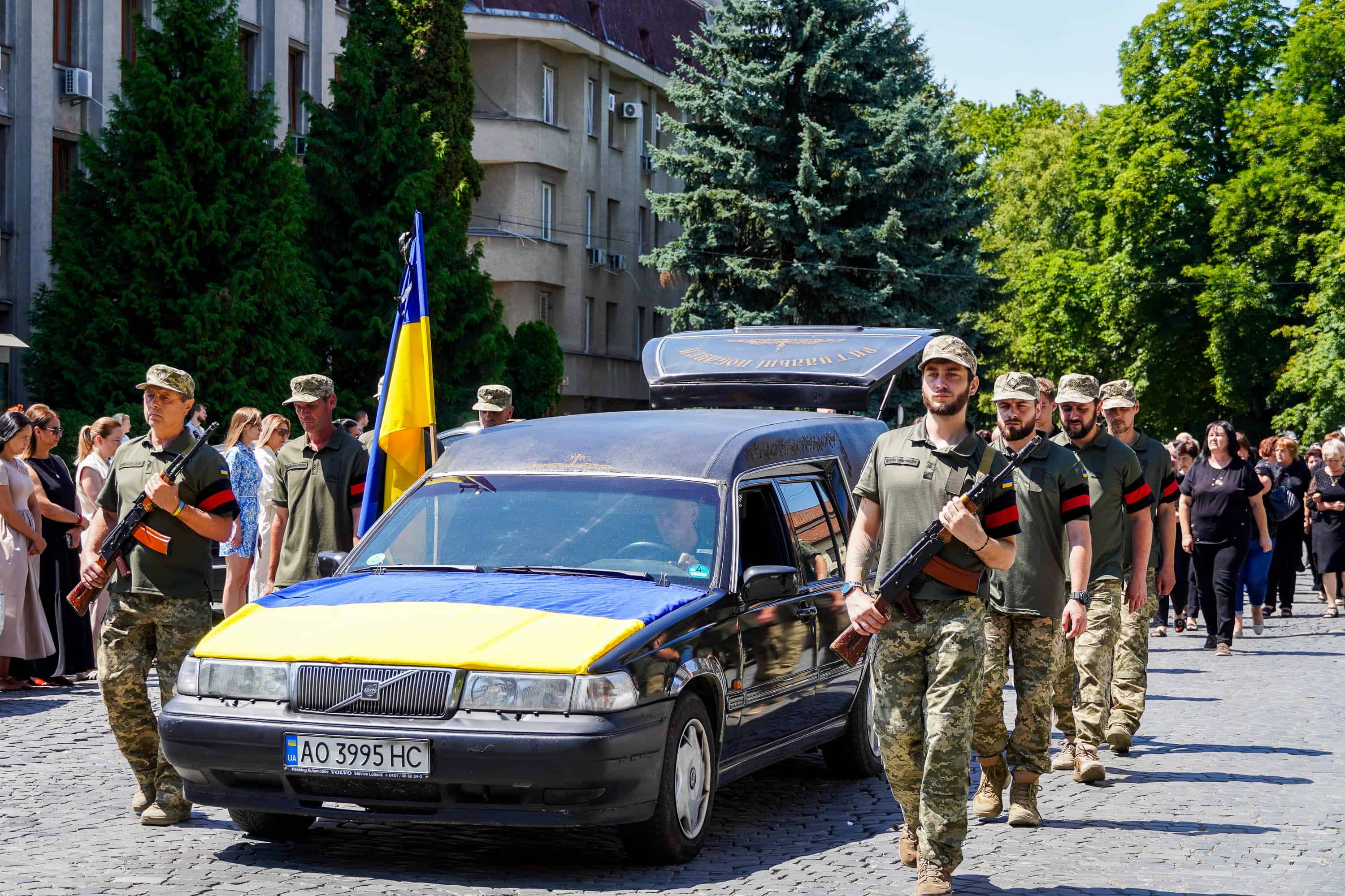 В Ужгороді попрощалися із полеглим 34-річним захисником – солдатом Артемом Ромчаком