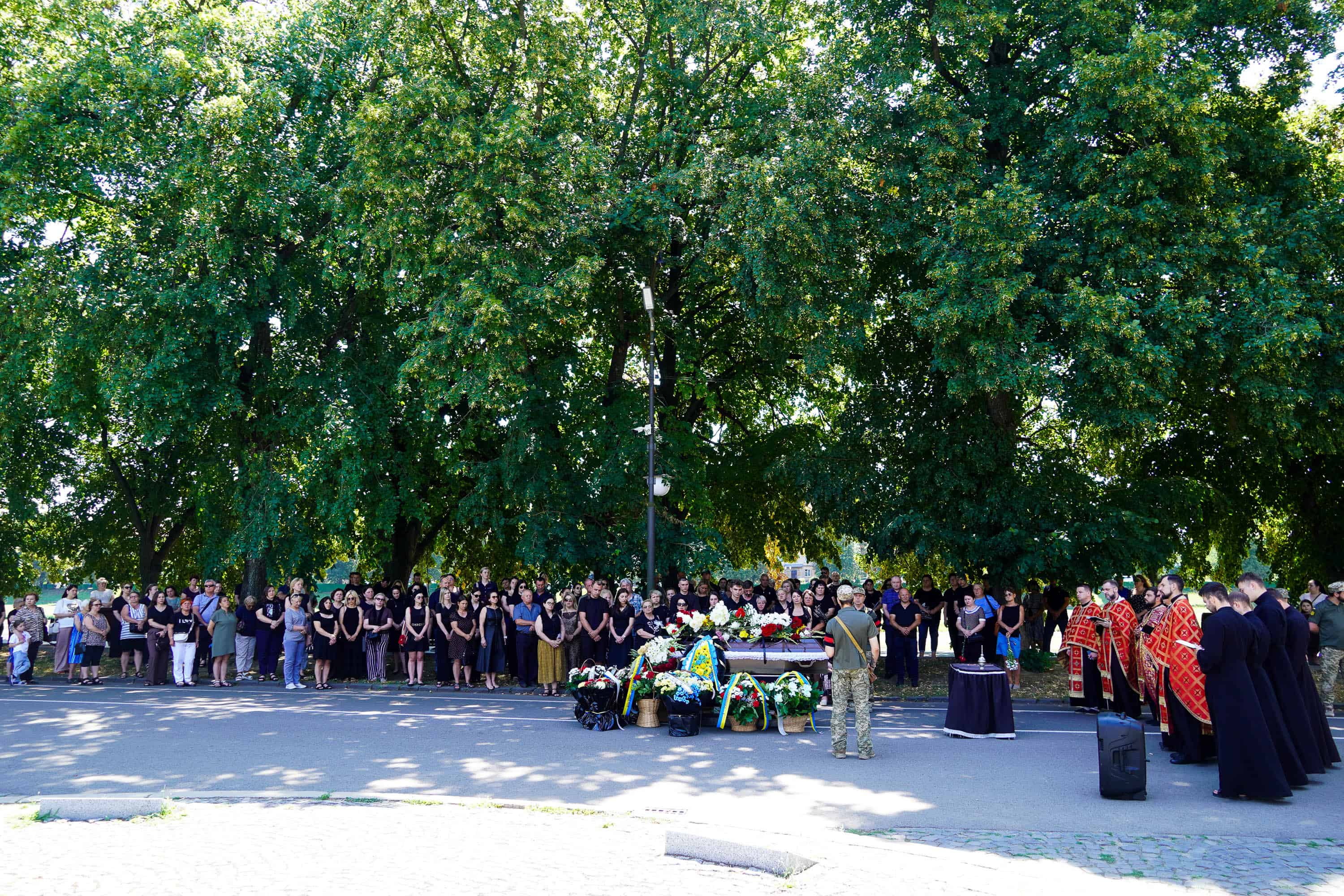 В Ужгороді попрощалися із полеглим 34-річним захисником – солдатом Артемом Ромчаком