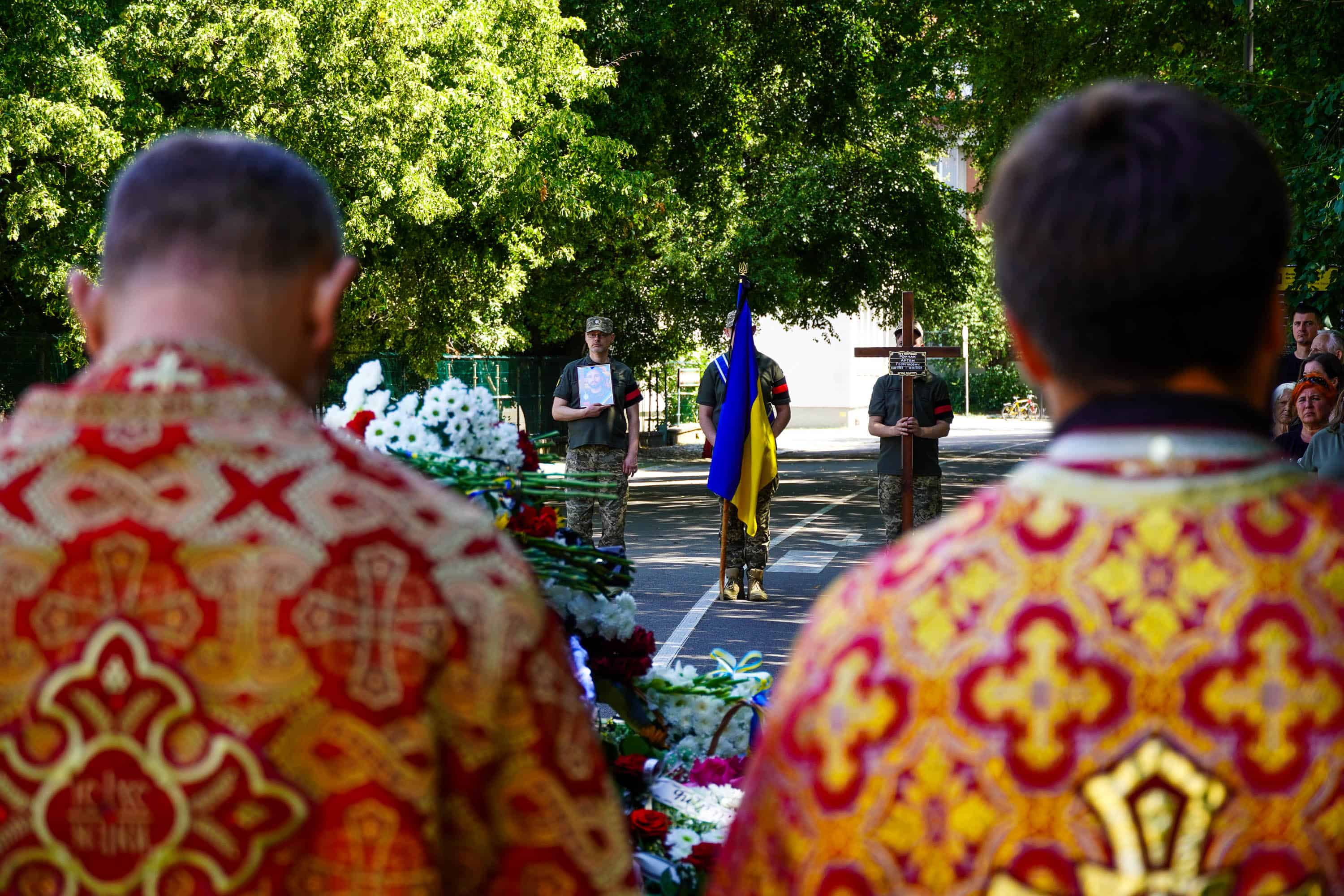 В Ужгороді попрощалися із полеглим 34-річним захисником – солдатом Артемом Ромчаком
