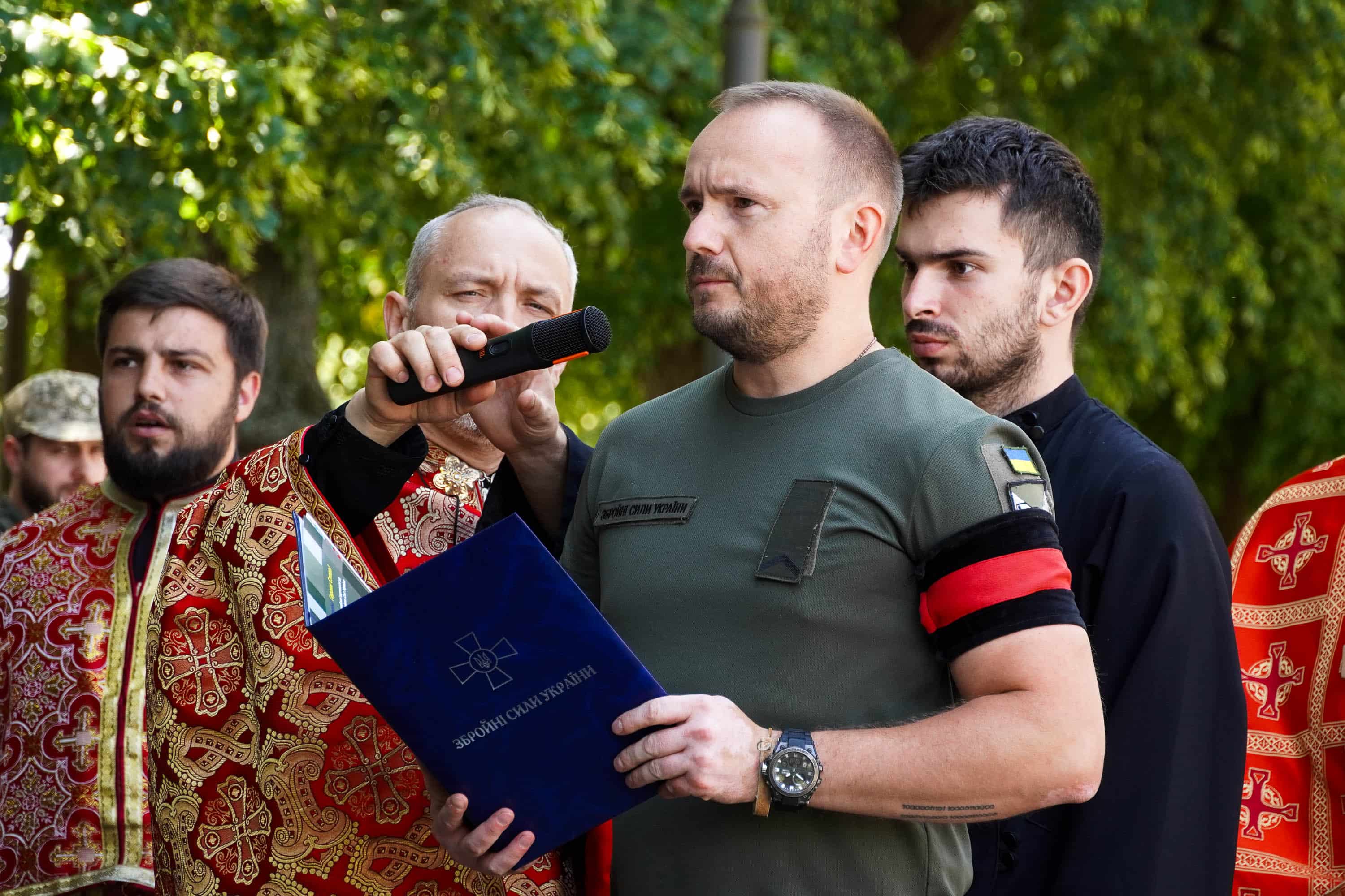 В Ужгороді попрощалися із полеглим 34-річним захисником – солдатом Артемом Ромчаком