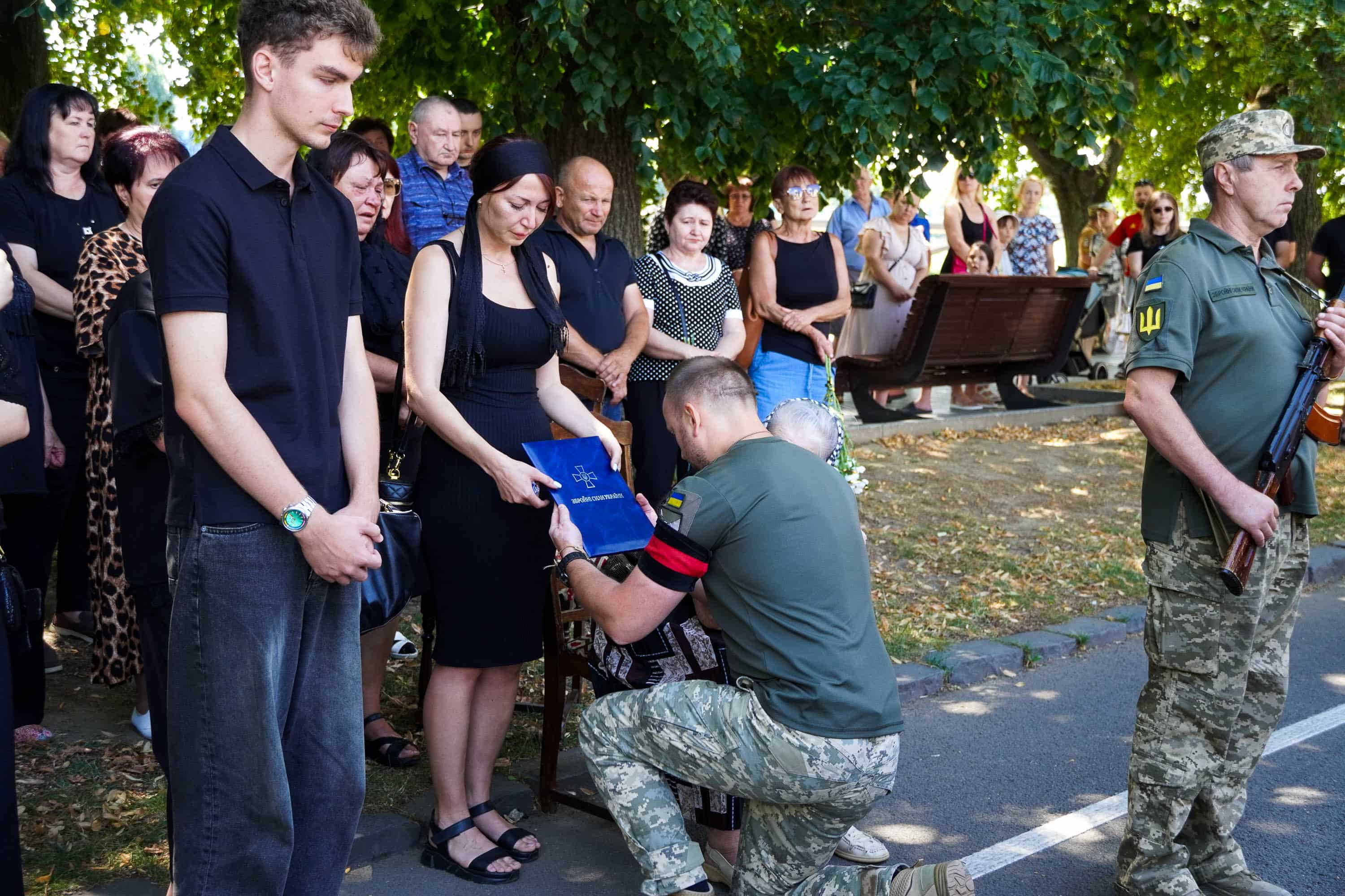 В Ужгороді попрощалися із полеглим 34-річним захисником – солдатом Артемом Ромчаком