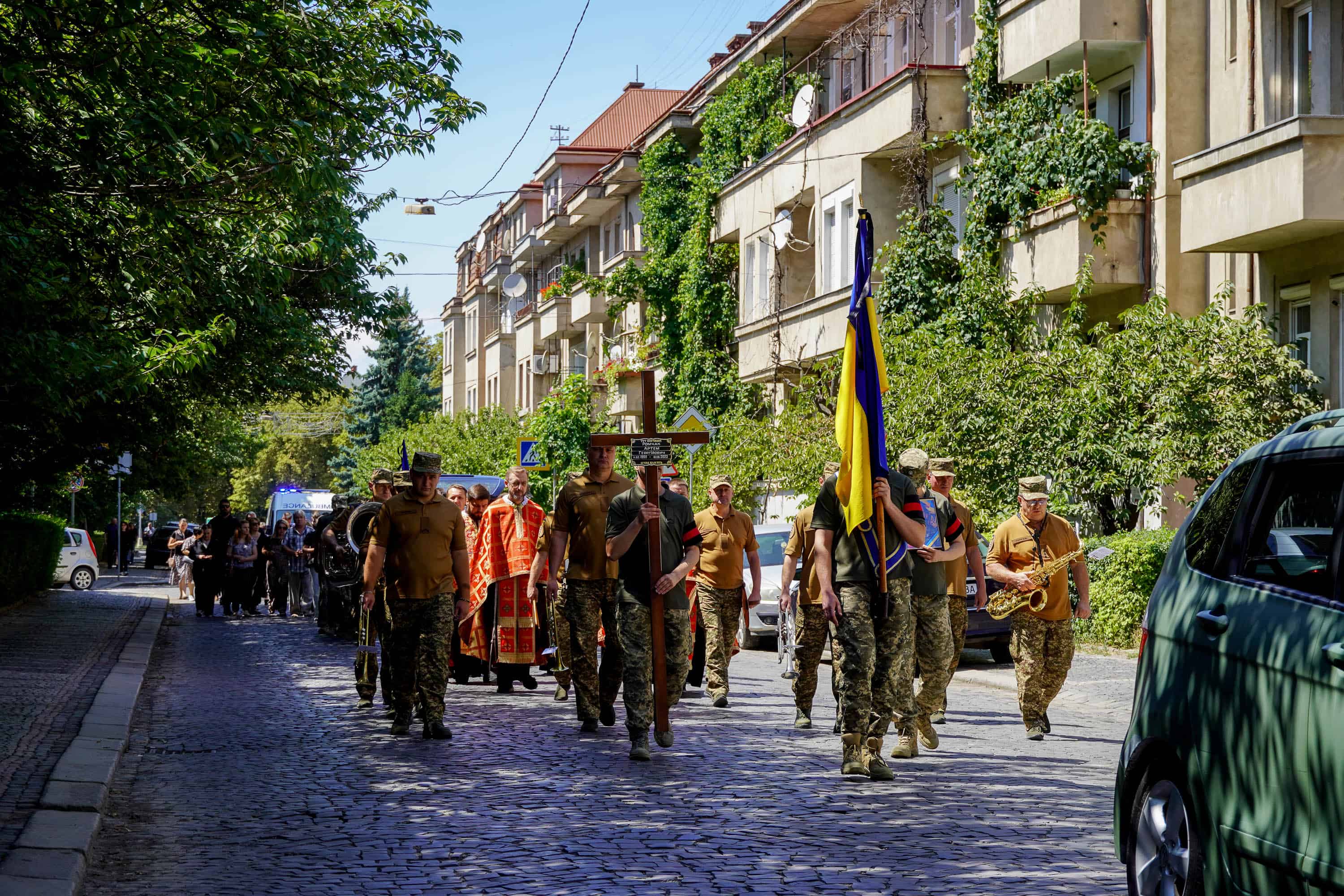 В Ужгороді попрощалися із полеглим 34-річним захисником – солдатом Артемом Ромчаком