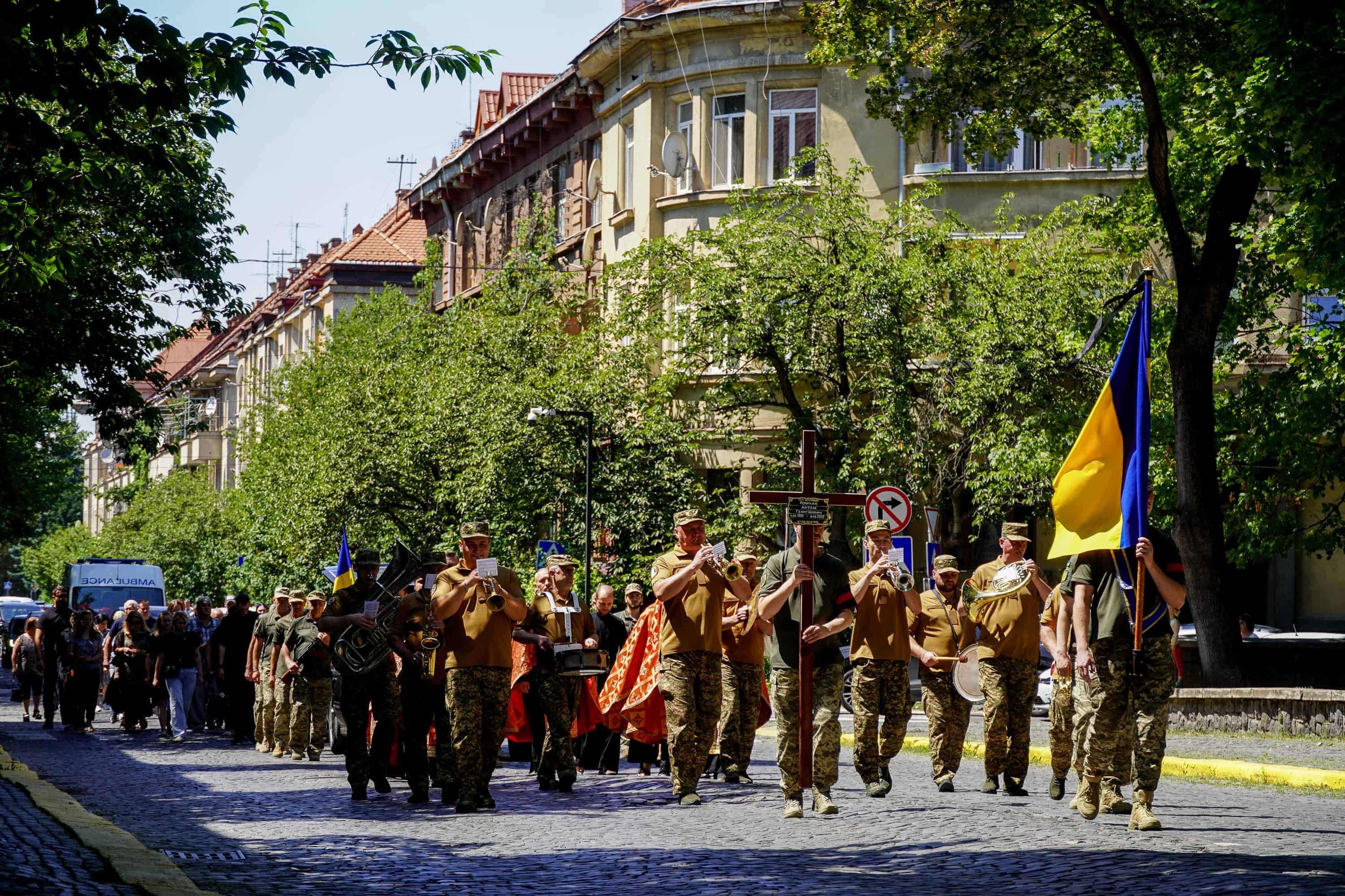 В Ужгороді попрощалися із полеглим 34-річним захисником – солдатом Артемом Ромчаком