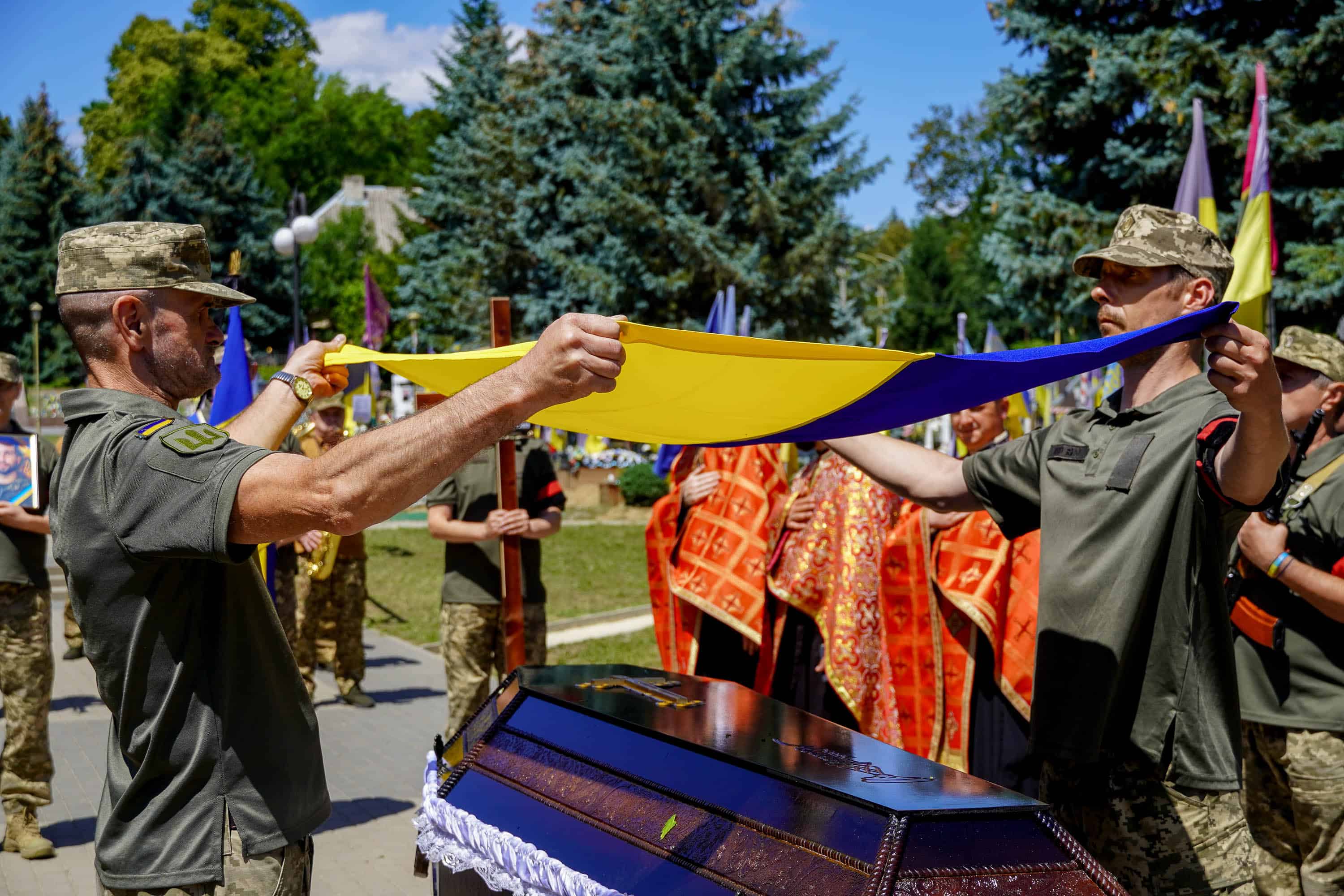 В Ужгороді попрощалися із полеглим 34-річним захисником – солдатом Артемом Ромчаком