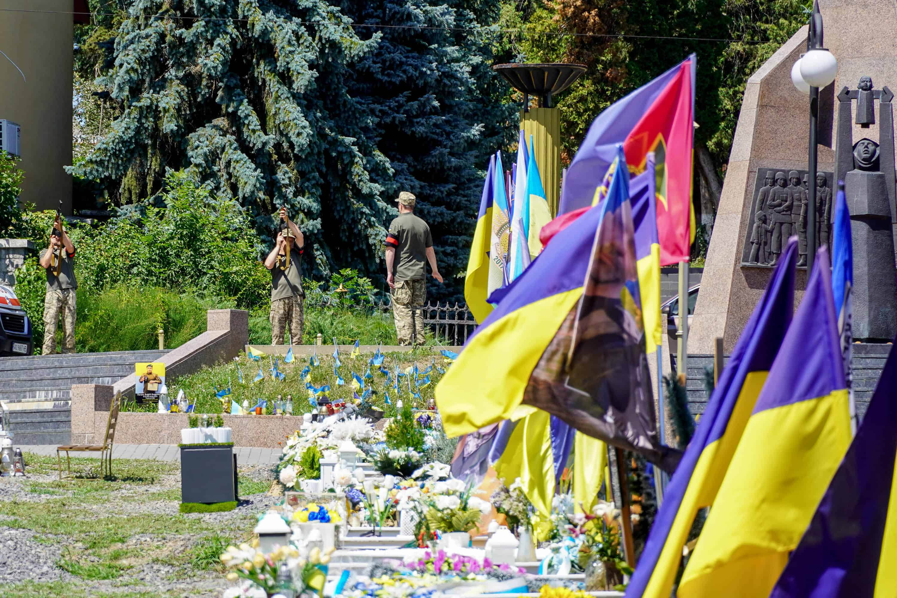 В Ужгороді попрощалися із полеглим 34-річним захисником – солдатом Артемом Ромчаком