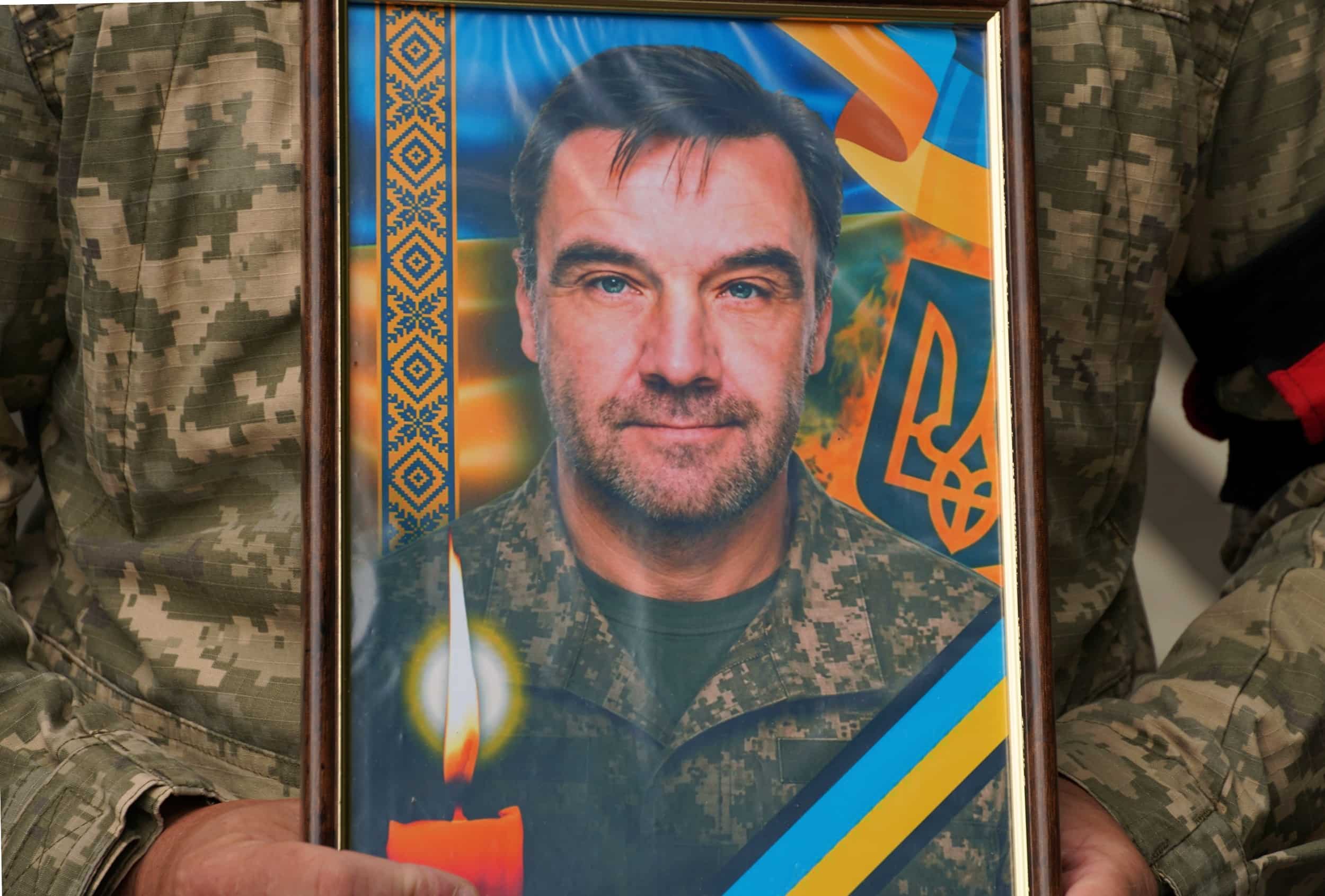 В Ужгороді сьогодні віддали останню шану 49-річному захиснику України, старшому солдату Івану Ігнацевичу