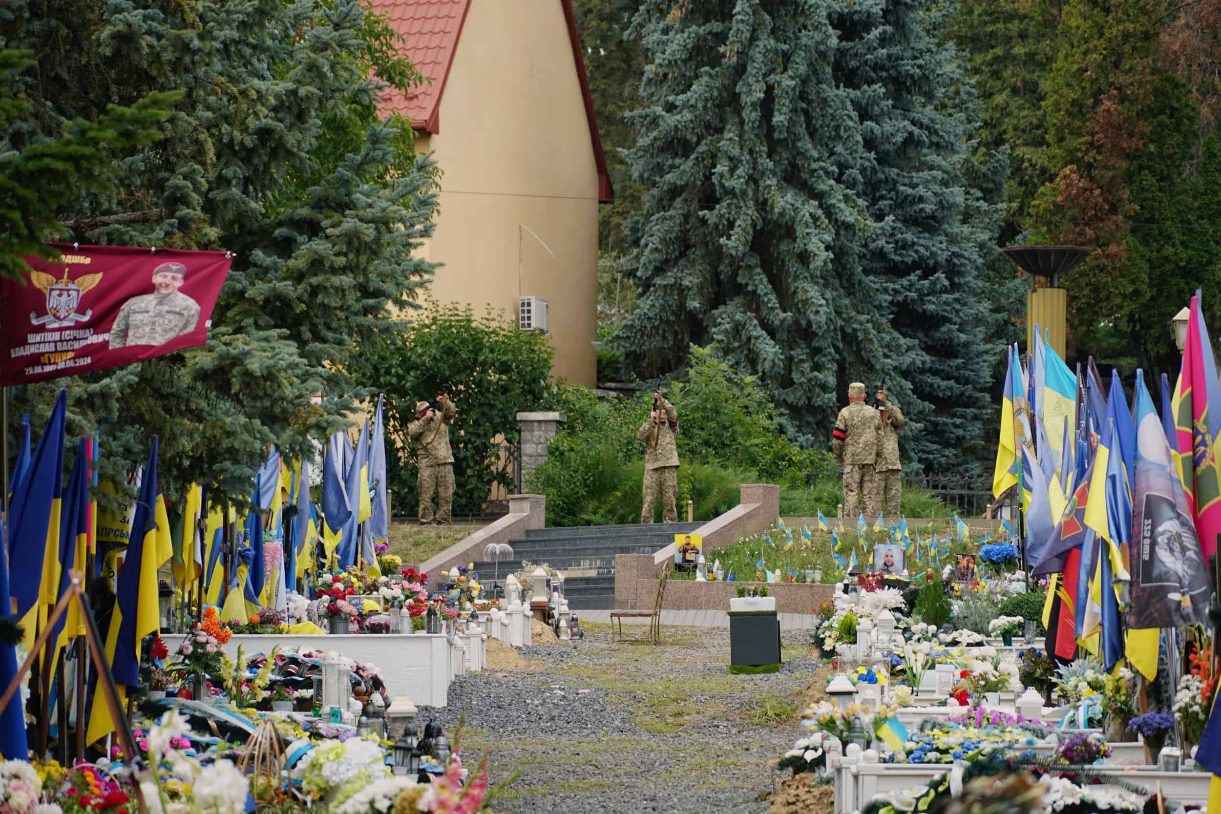 В Ужгороді сьогодні віддали останню шану 49-річному захиснику України, старшому солдату Івану Ігнацевичу
