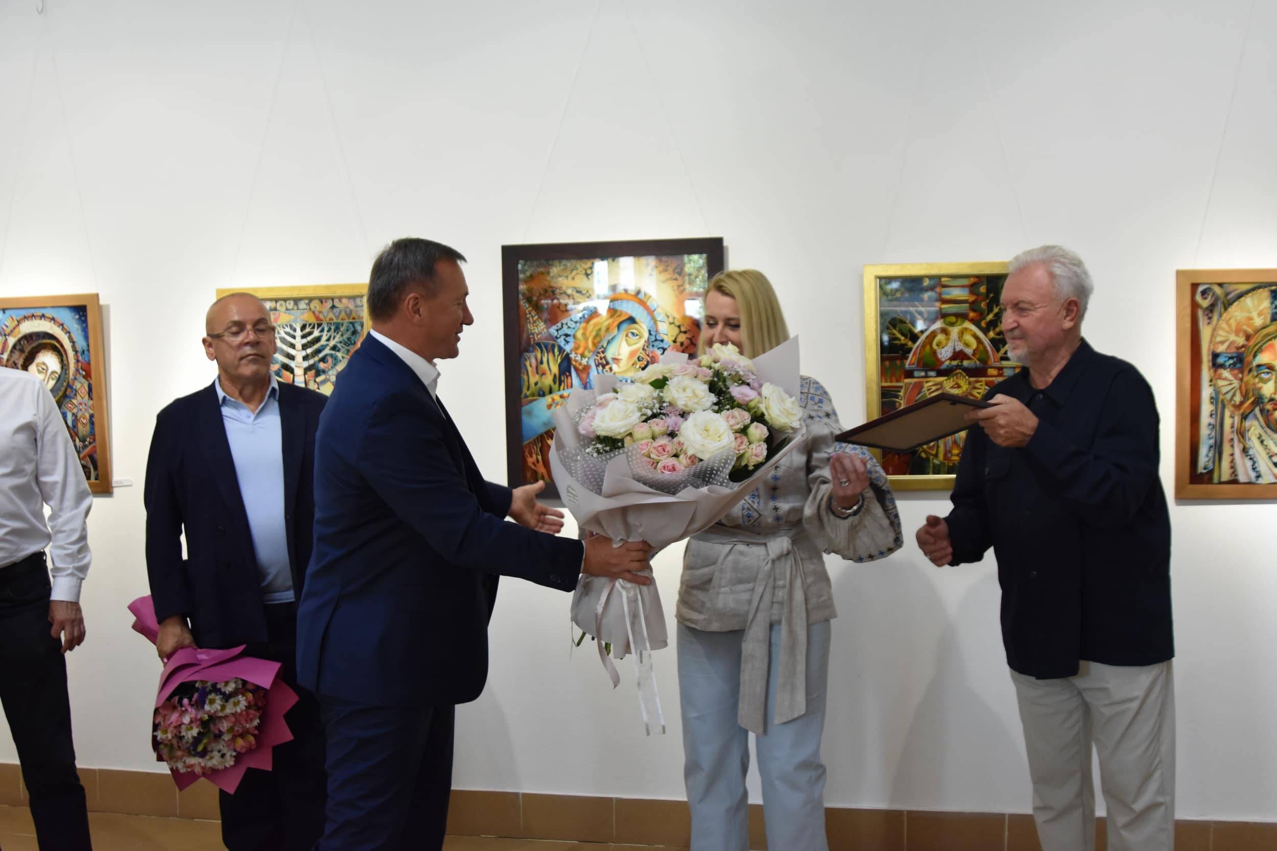 «За склом»: в Ужгороді відкрили виставку робіт заслуженої художниці України Вікторії Кузьми