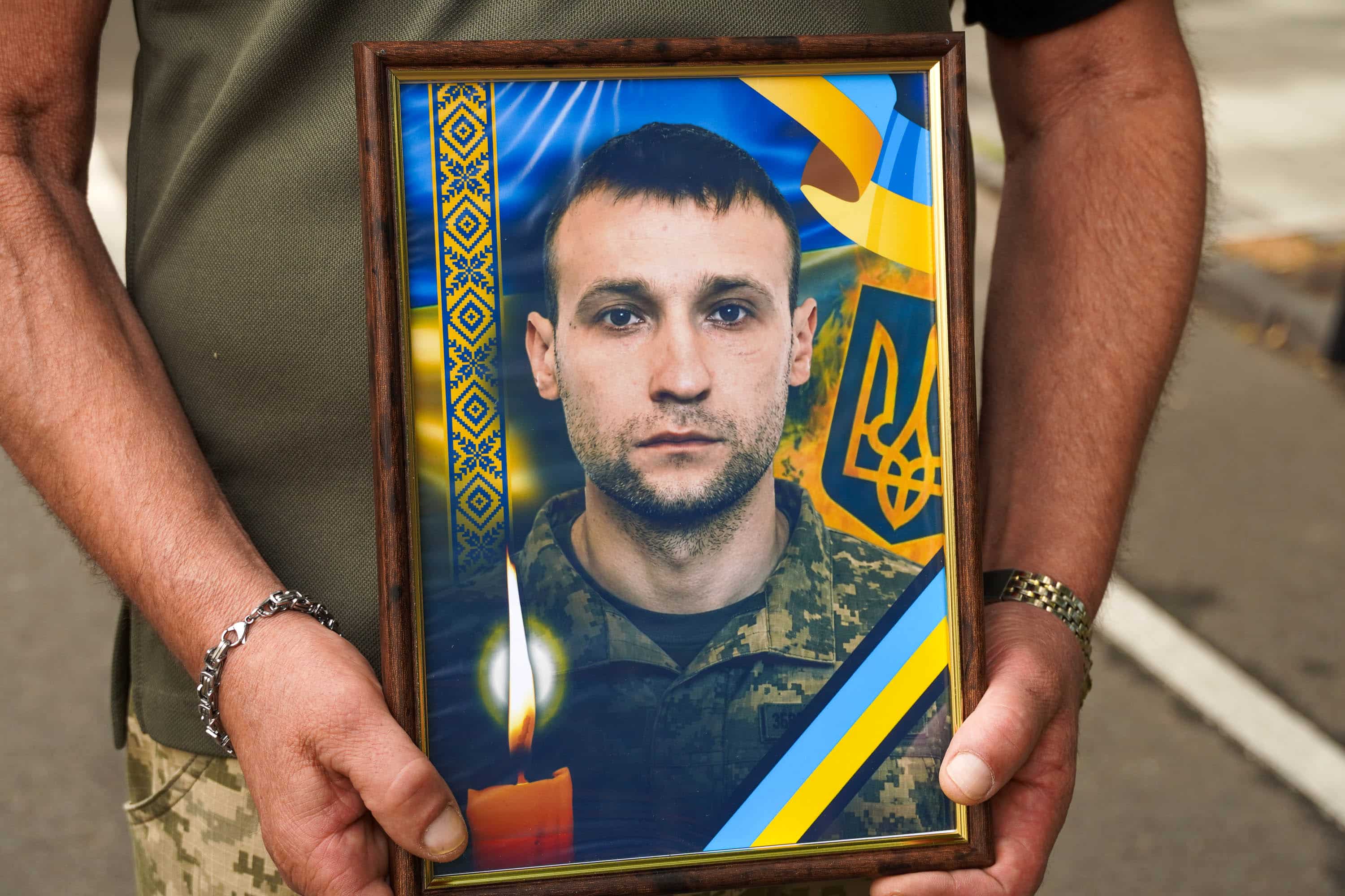 Сьогодні в Ужгороді попрощалися із 36-річним солдатом Миколою Філюком