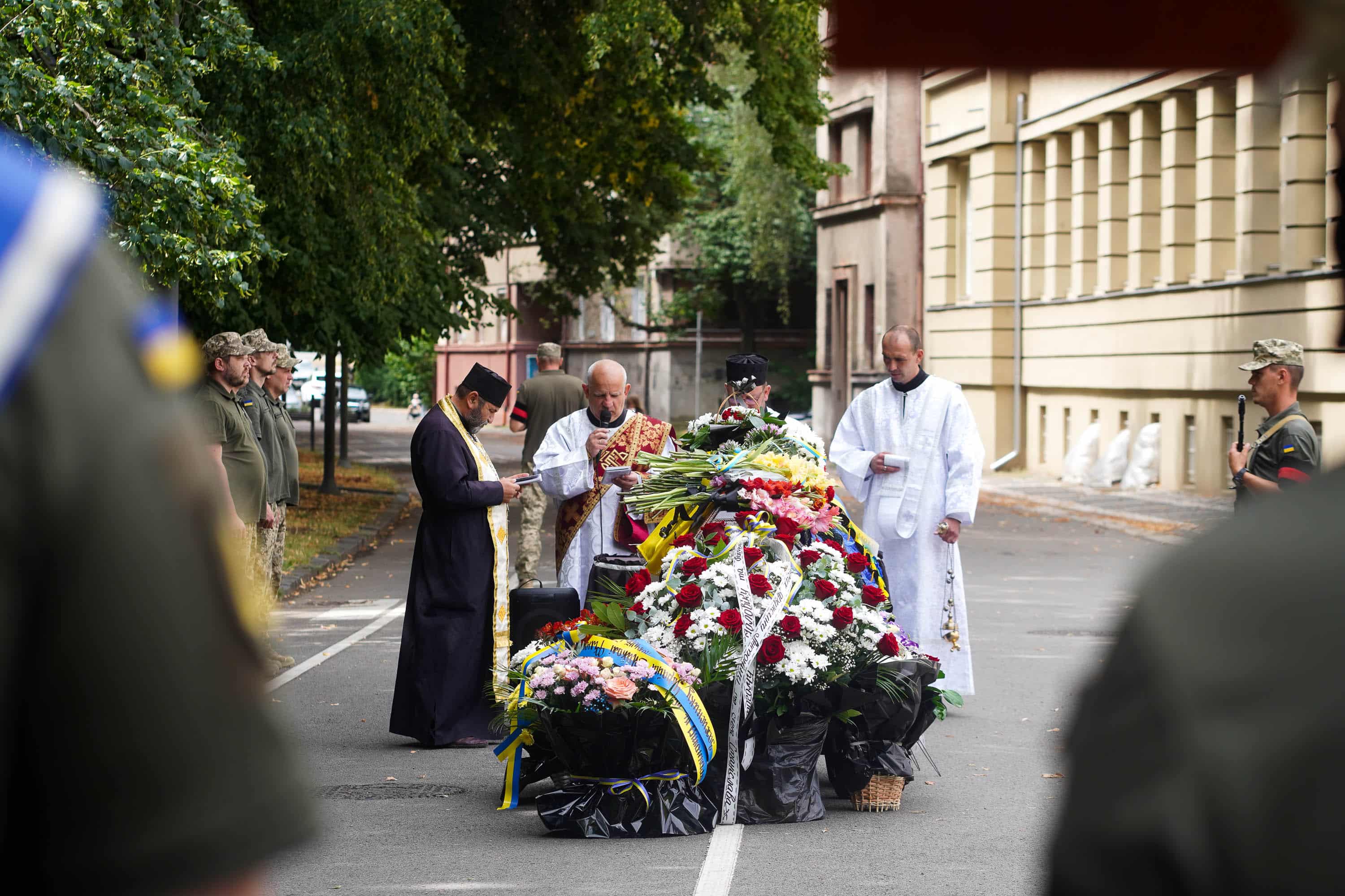 Сьогодні в Ужгороді попрощалися із 36-річним солдатом Миколою Філюком