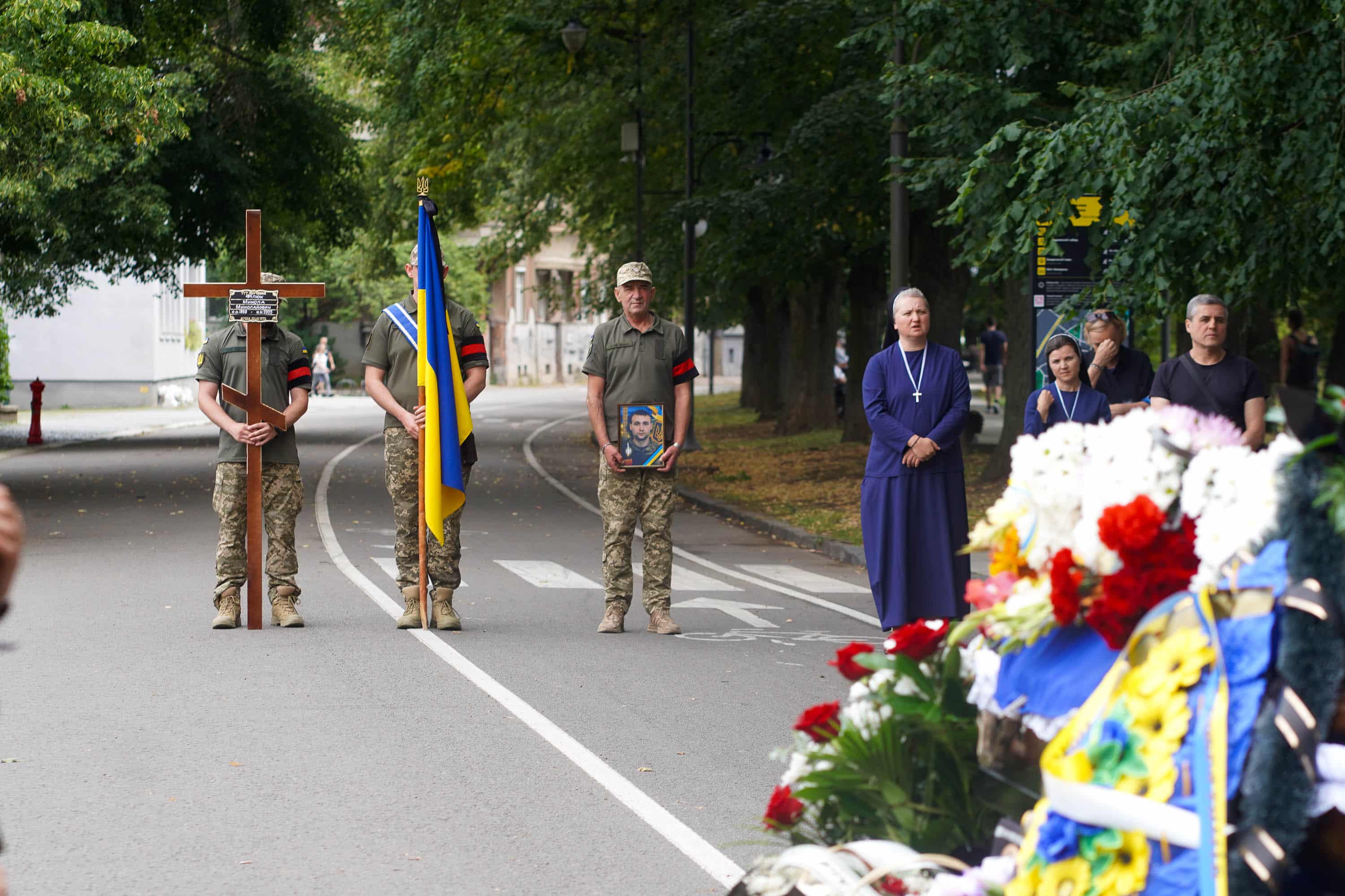 Сьогодні в Ужгороді попрощалися із 36-річним солдатом Миколою Філюком