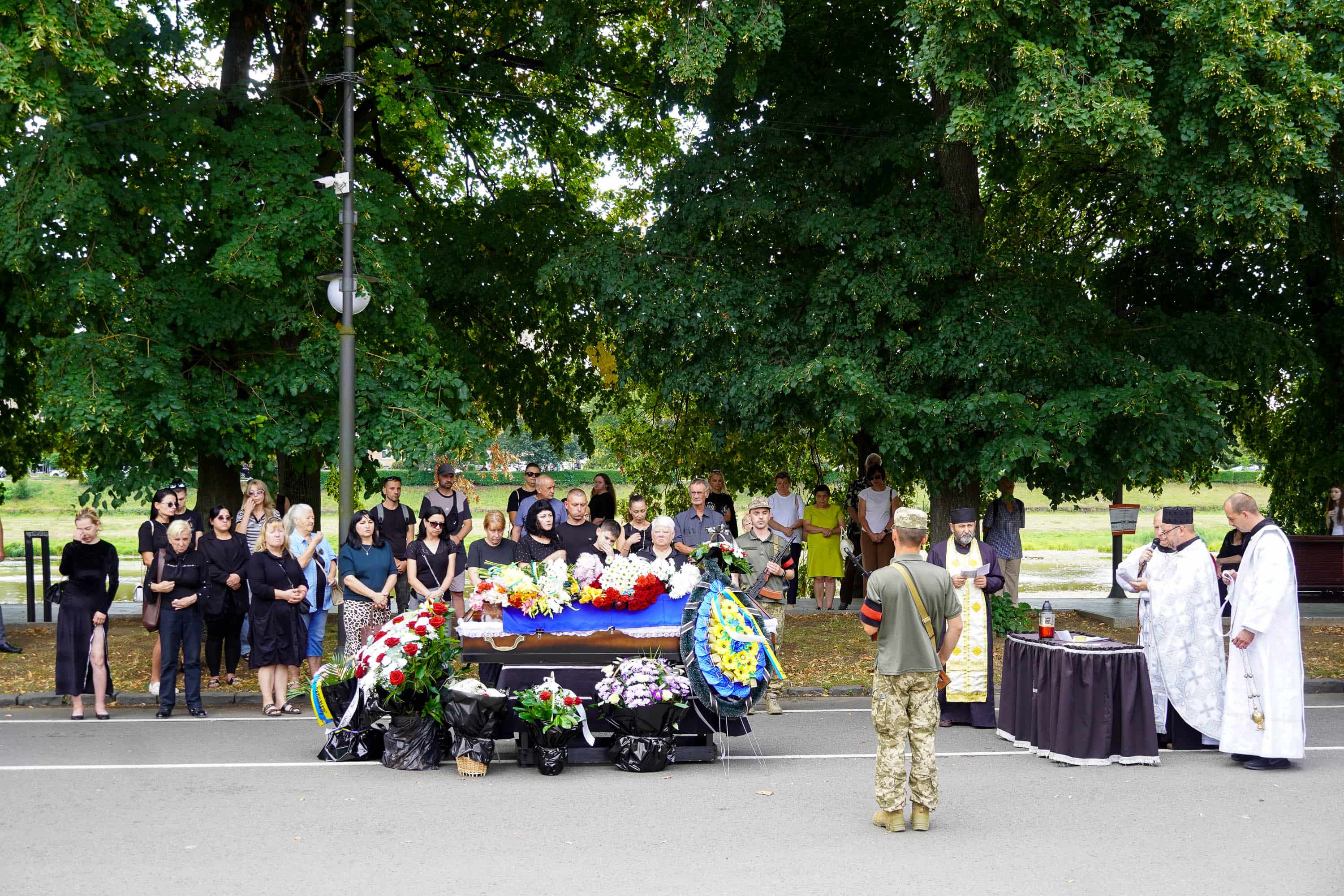 Сьогодні в Ужгороді попрощалися із 36-річним солдатом Миколою Філюком