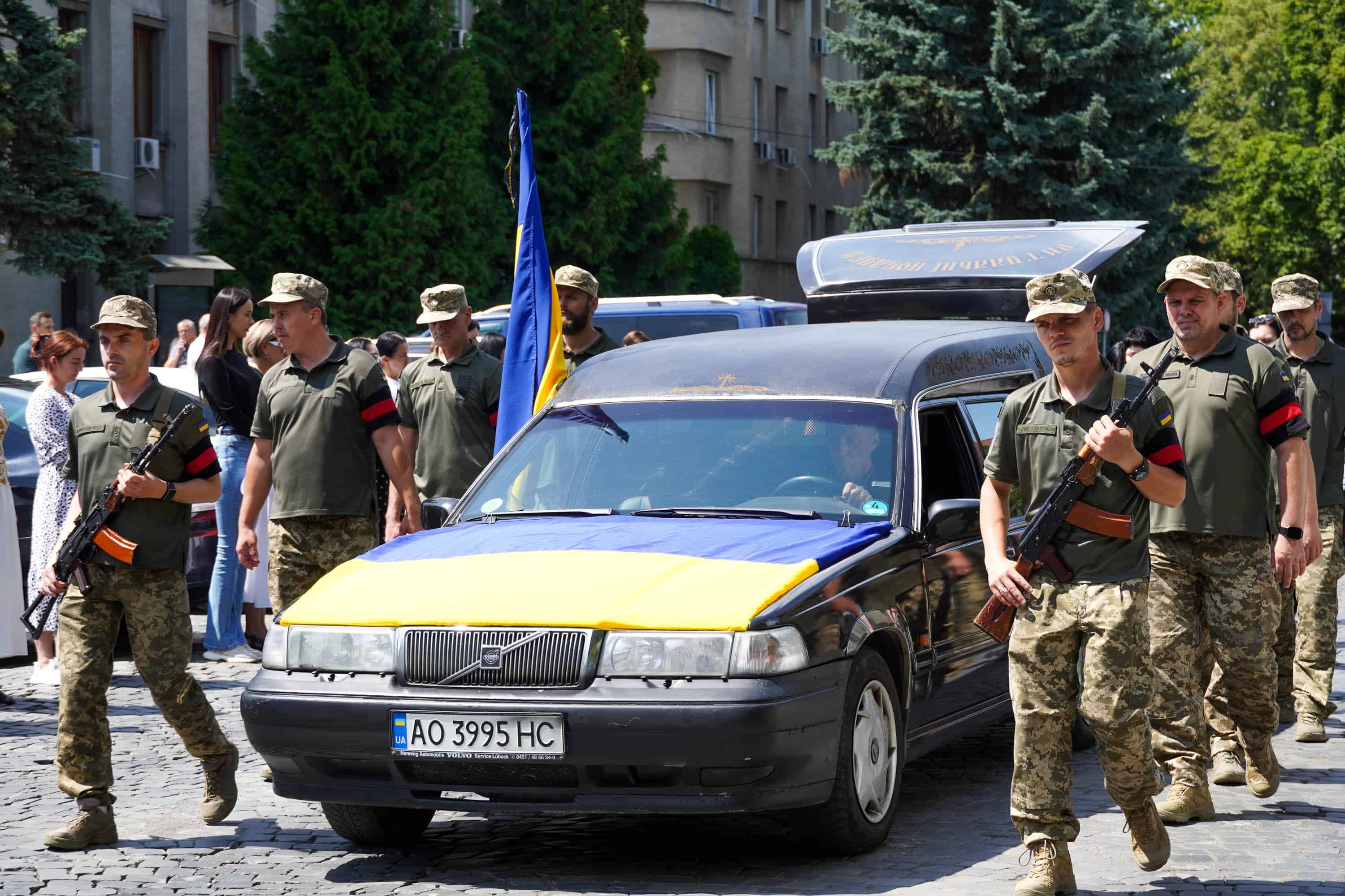 Сьогодні в Ужгороді попрощалися із 36-річним солдатом Миколою Філюком