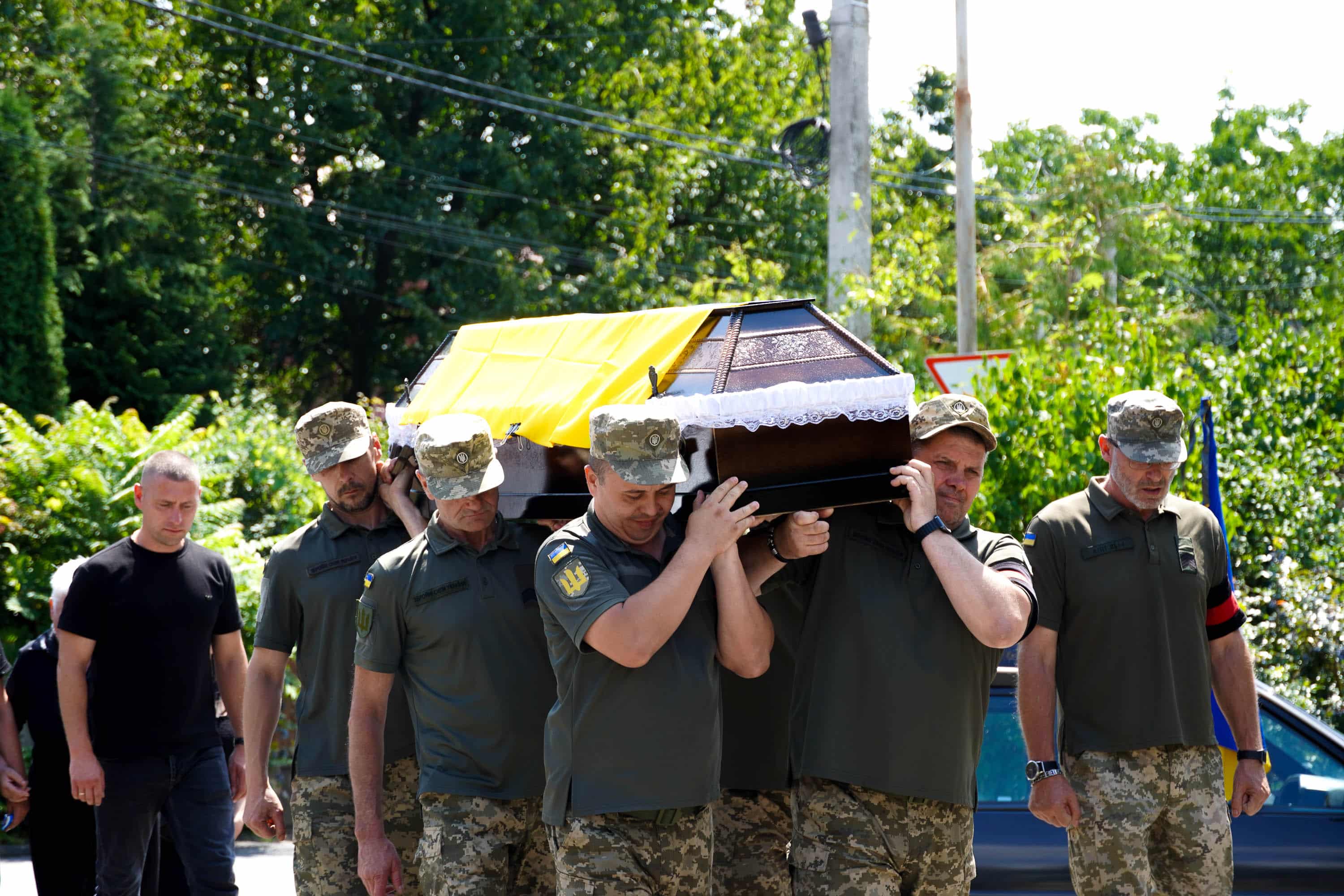 Сьогодні в Ужгороді попрощалися із 36-річним солдатом Миколою Філюком