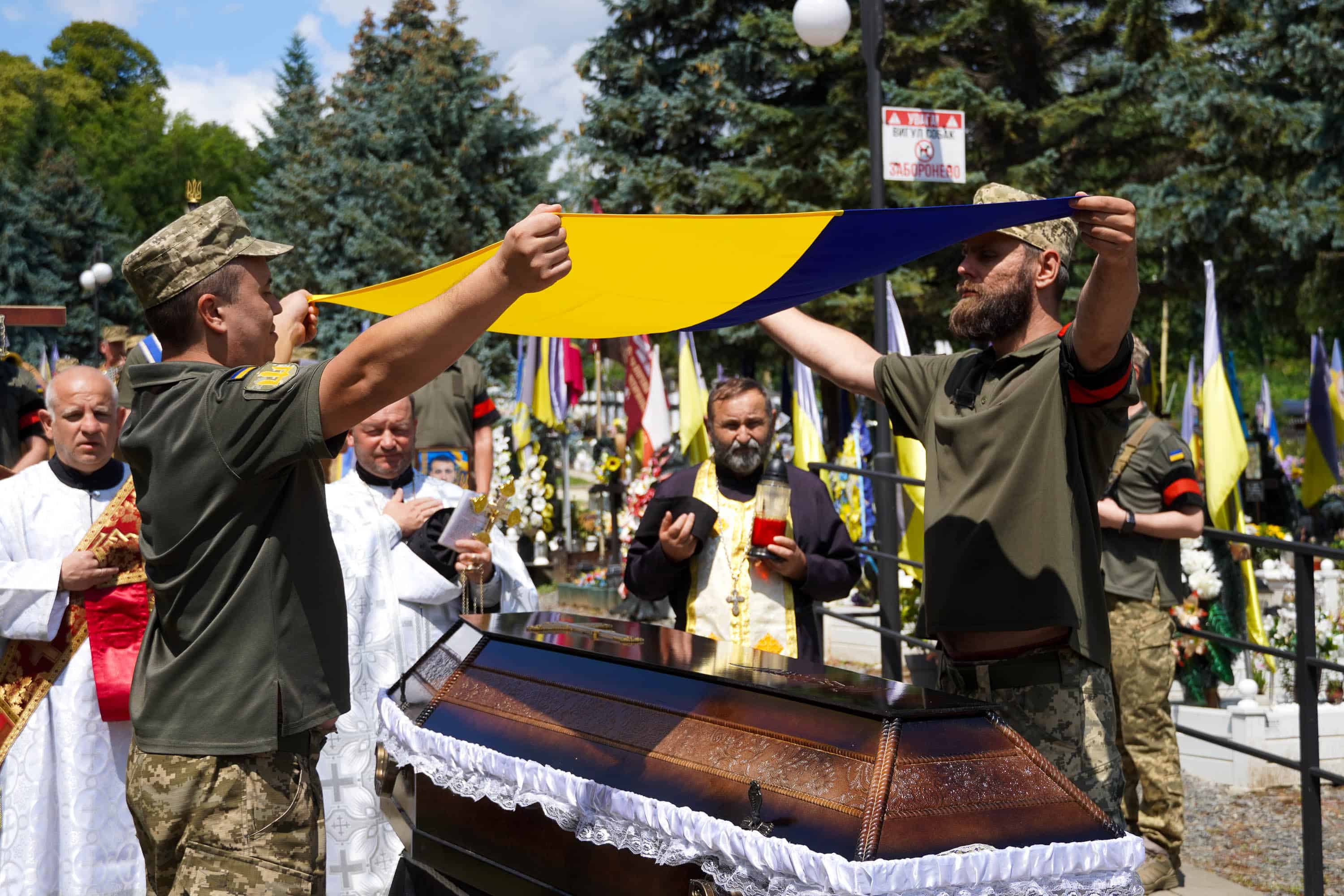Сьогодні в Ужгороді попрощалися із 36-річним солдатом Миколою Філюком