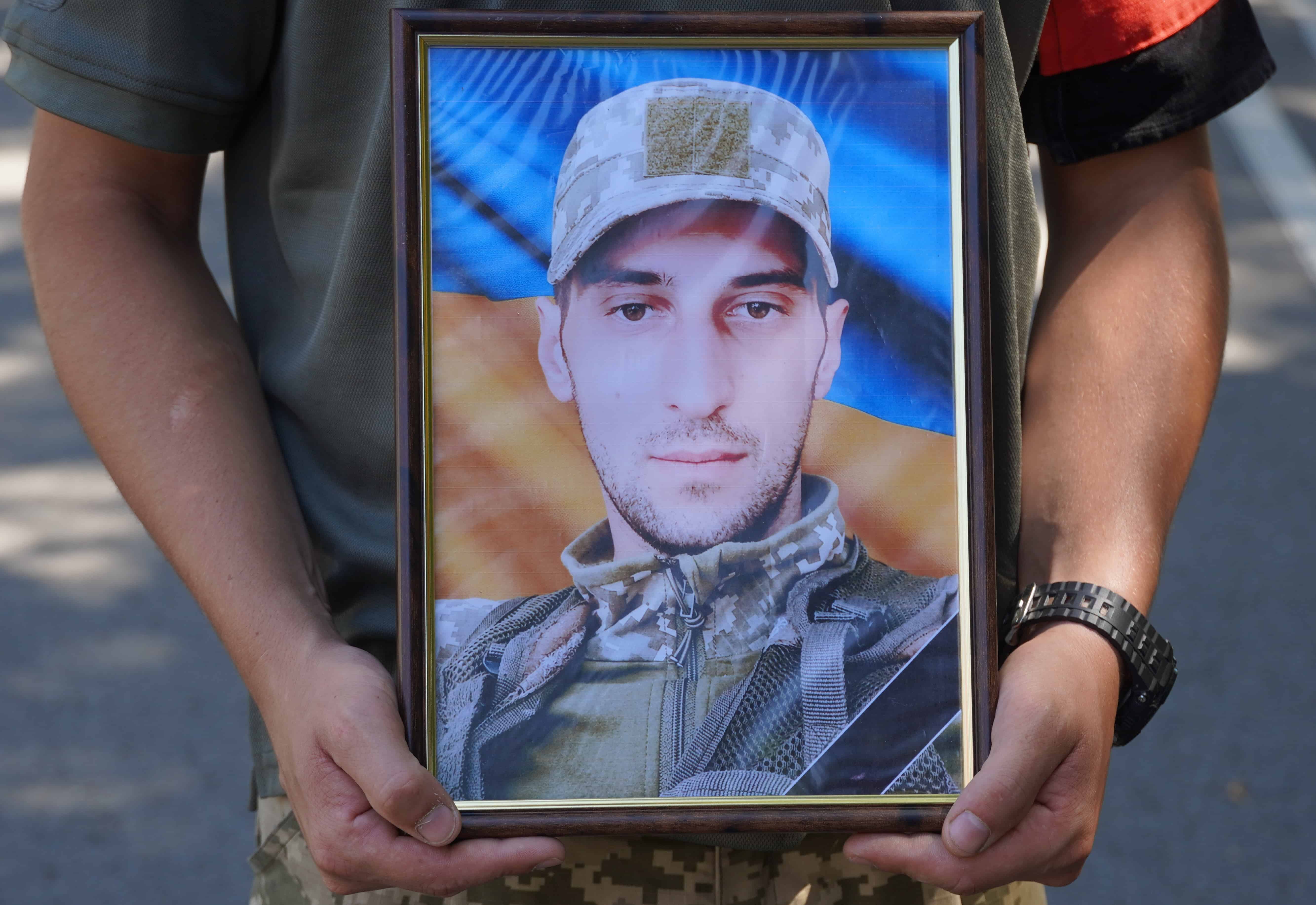 Сьогодні в Ужгороді попрощалися із 33-річним солдатом Володимиром Рогачем