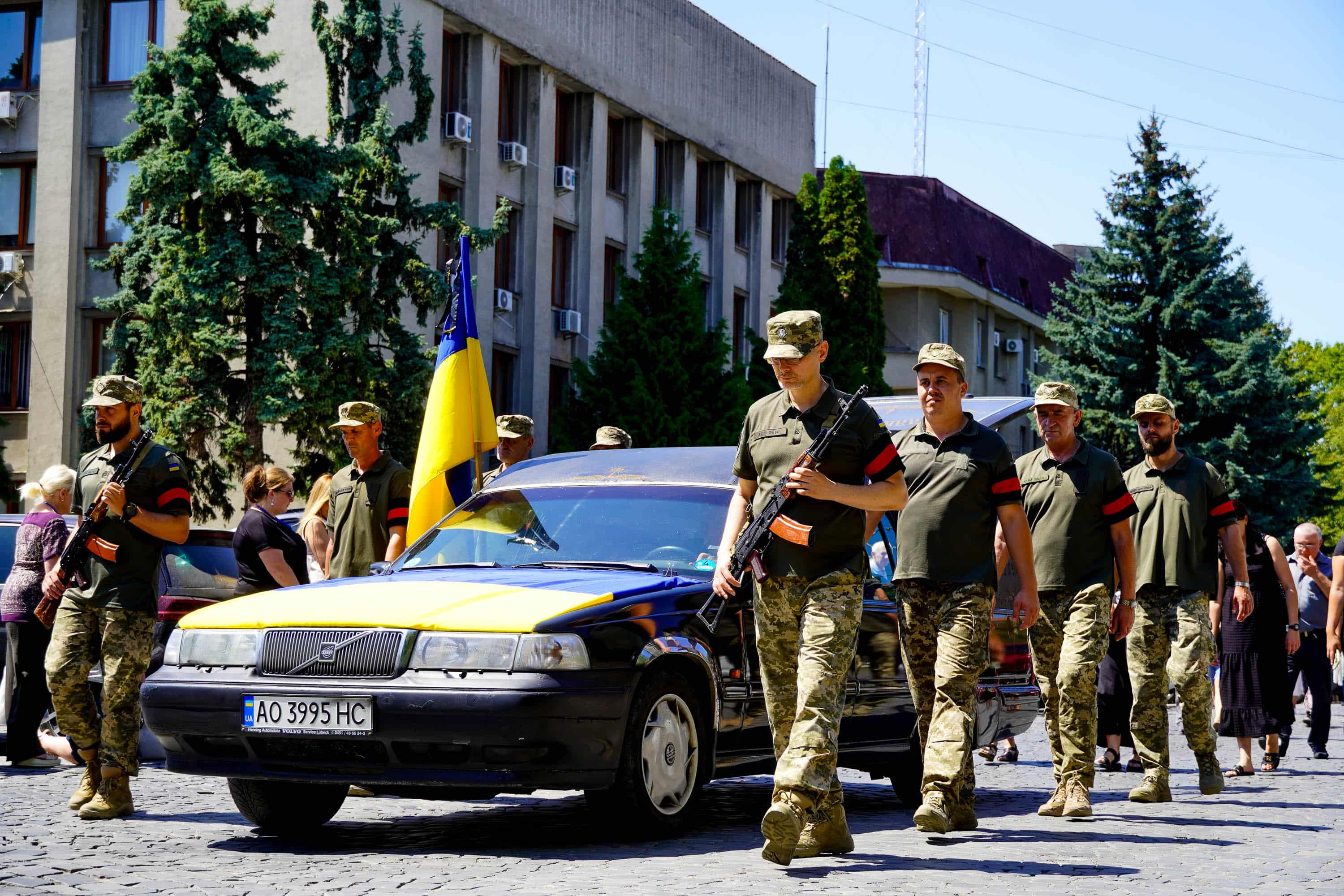 Сьогодні в Ужгороді попрощалися із 44-річним солдатом Андрієм Куном