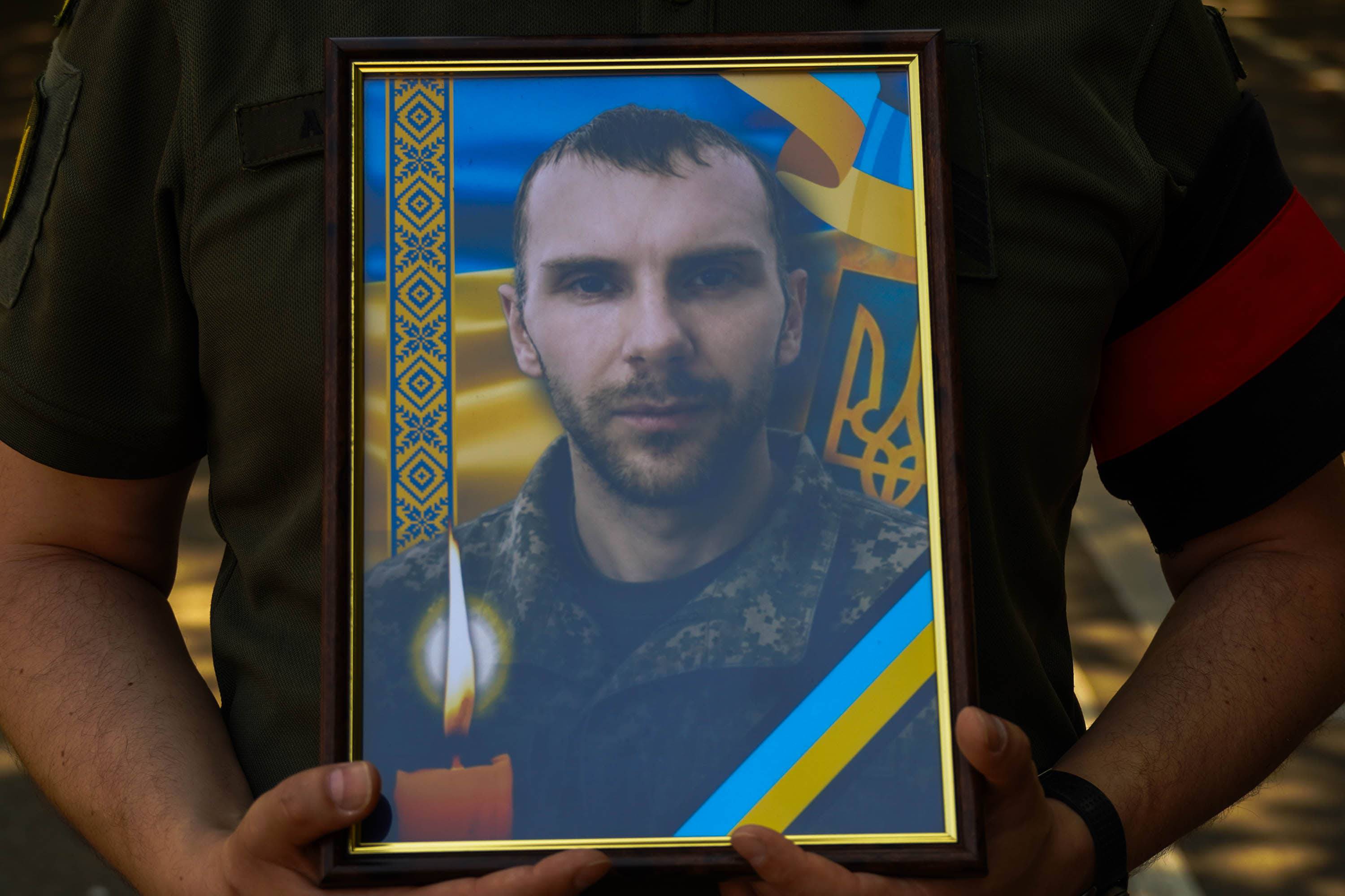 Ужгород в жалобі: сьогодні в місті попрощалися із 31-річним солдатом Богданом Югасом