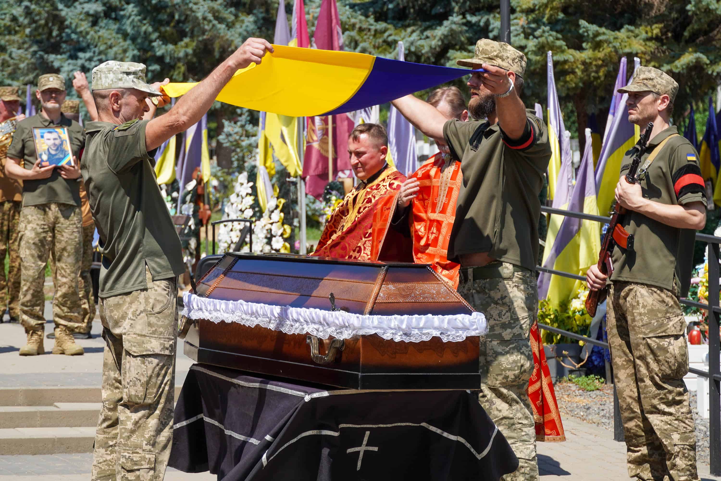 Ужгород в жалобі: сьогодні в місті попрощалися із 31-річним солдатом Богданом Югасом