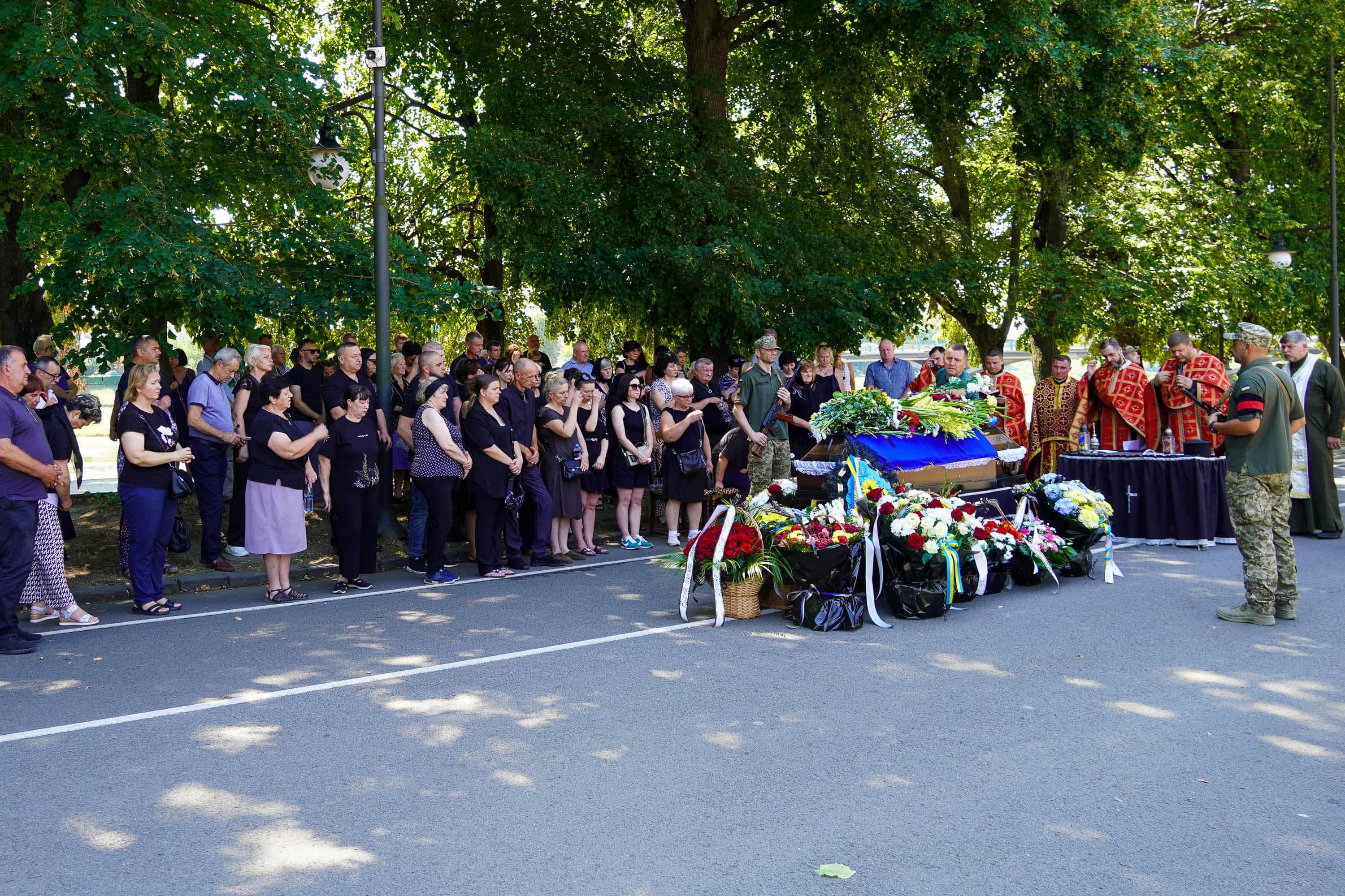 Ужгород в жалобі: сьогодні в місті попрощалися із 31-річним солдатом Богданом Югасом
