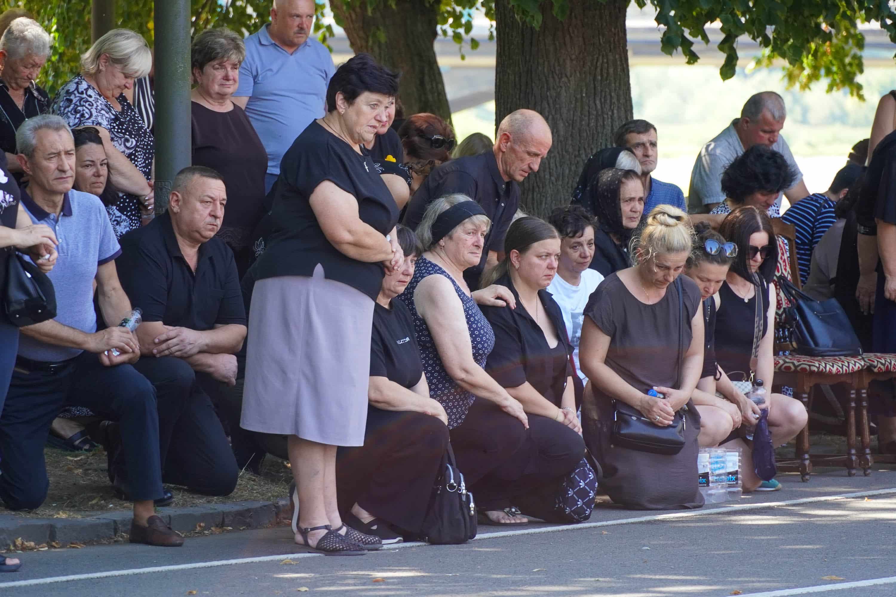 Ужгород в жалобі: сьогодні в місті попрощалися із 31-річним солдатом Богданом Югасом