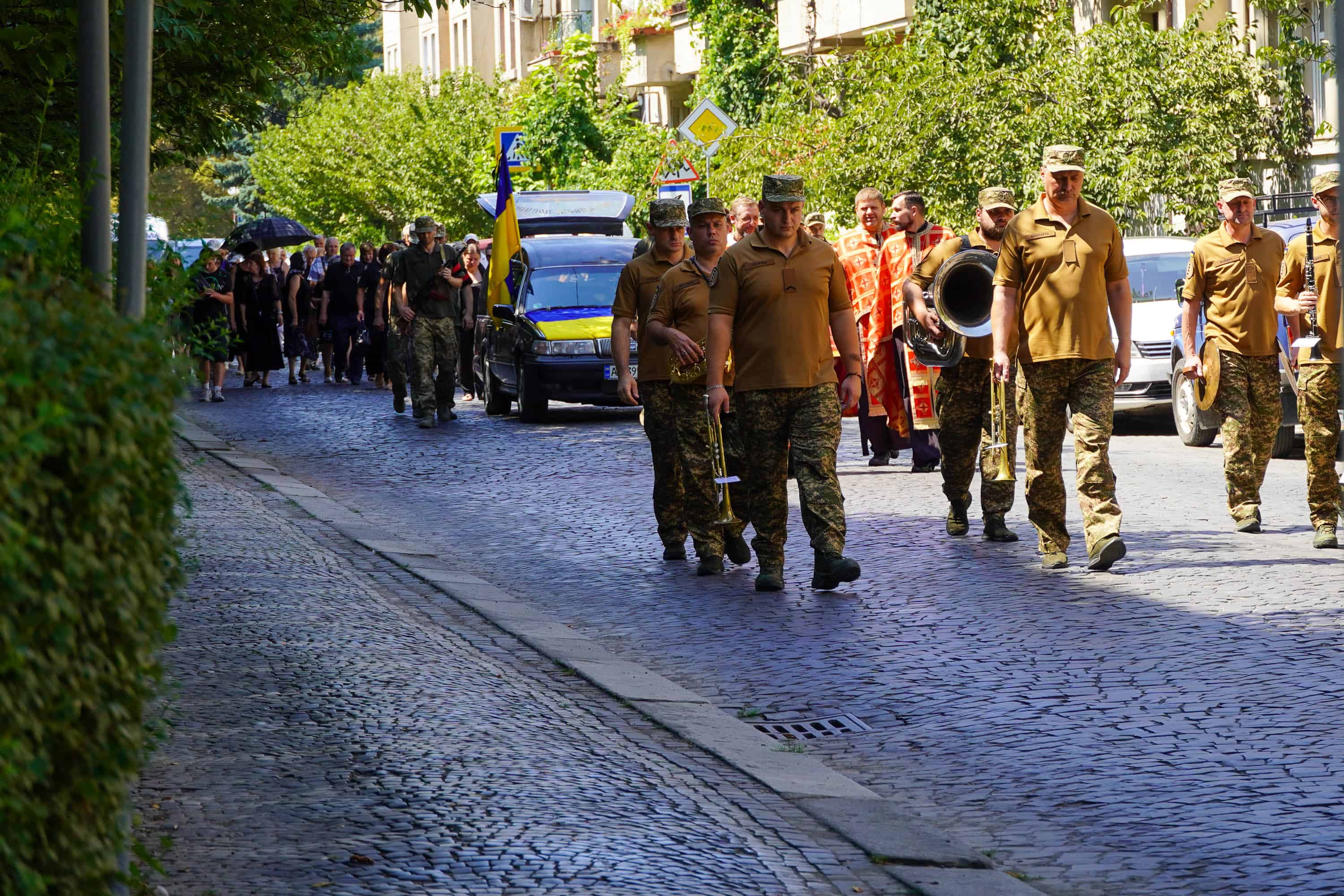 Ужгород в жалобі: сьогодні в місті попрощалися із 31-річним солдатом Богданом Югасом