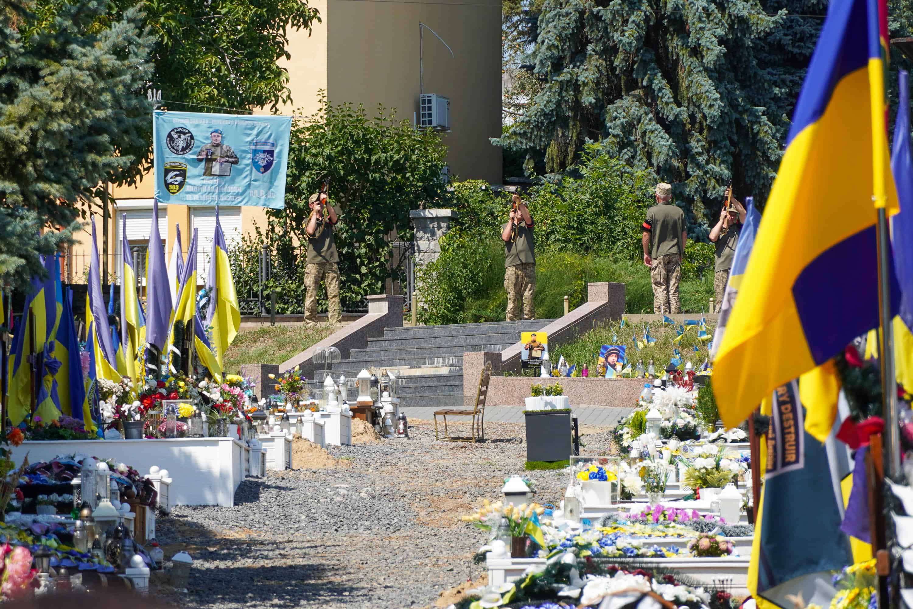 Ужгород в жалобі: сьогодні в місті попрощалися із 31-річним солдатом Богданом Югасом