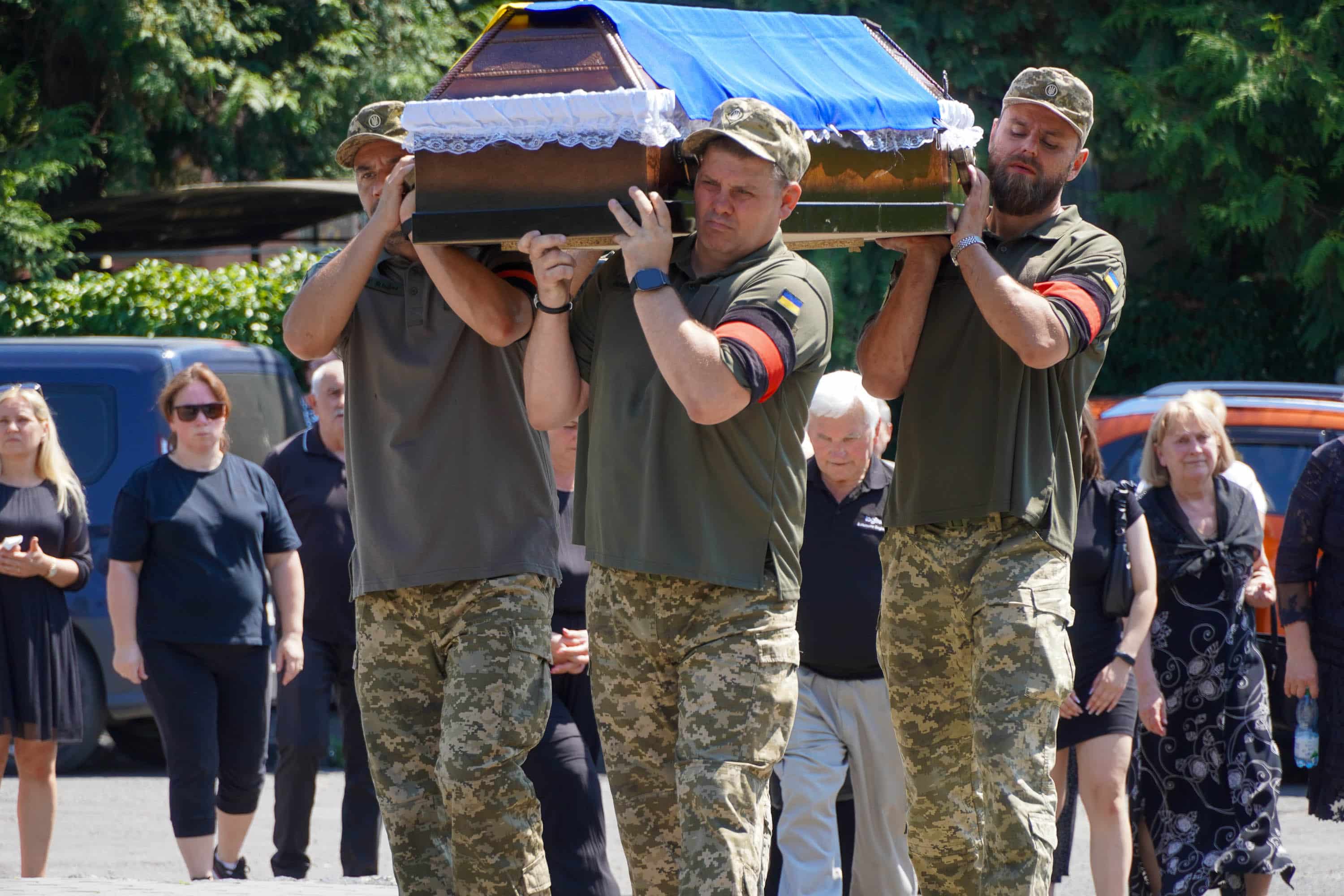 Ще один захисник повернувся додому «на щиті»: сьогодні в Ужгороді попрощалися із 50-річним солдатом Володимиром Йорданом