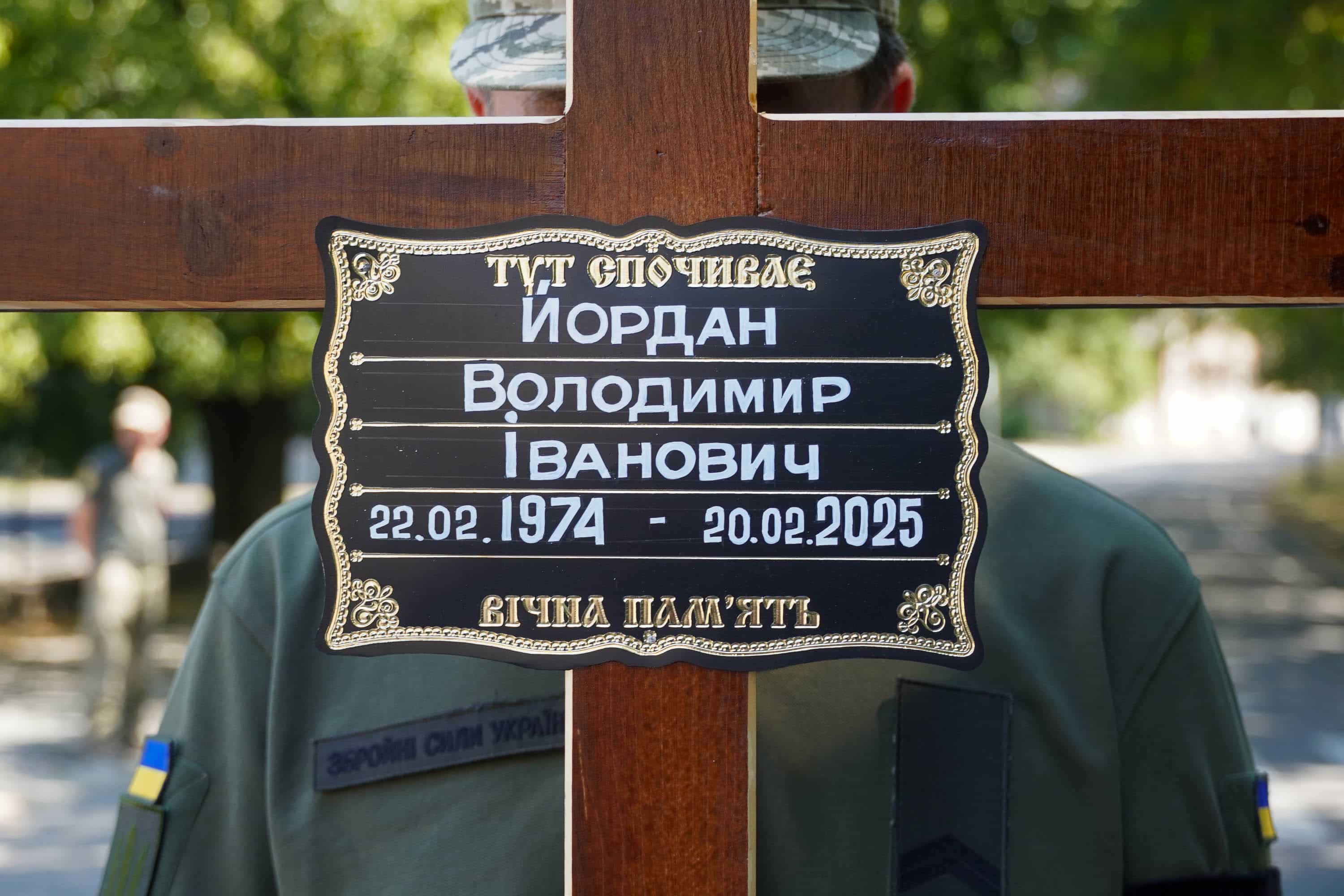 Ще один захисник повернувся додому «на щиті»: сьогодні в Ужгороді попрощалися із 50-річним солдатом Володимиром Йорданом