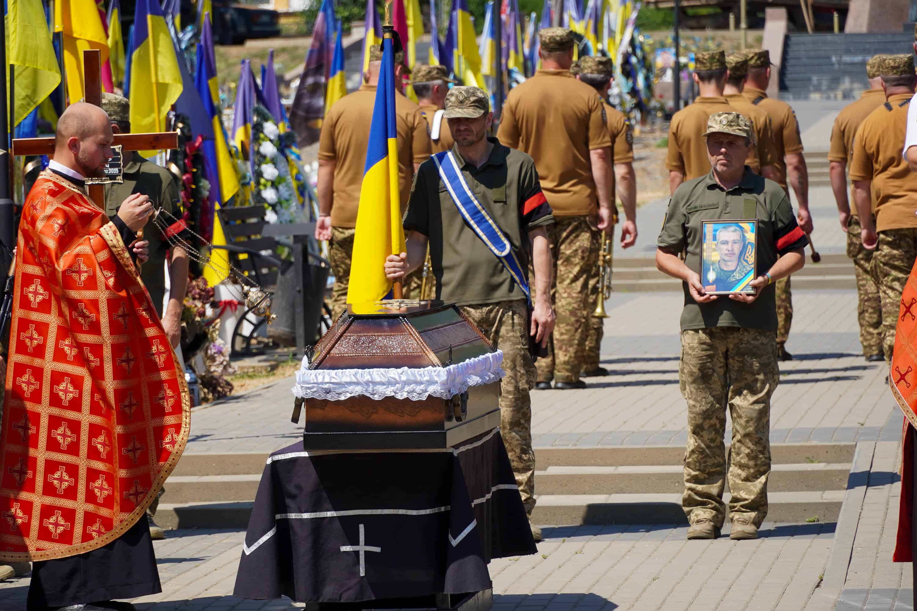 Ще один захисник повернувся додому «на щиті»: сьогодні в Ужгороді попрощалися із 50-річним солдатом Володимиром Йорданом