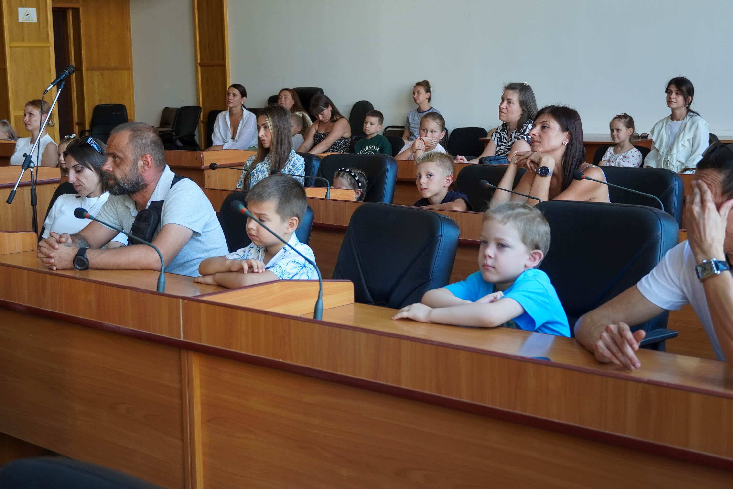 Напередодні нового навчального року в Ужгороді провели соціальну акцію на підтримку дітей військовослужбовців
