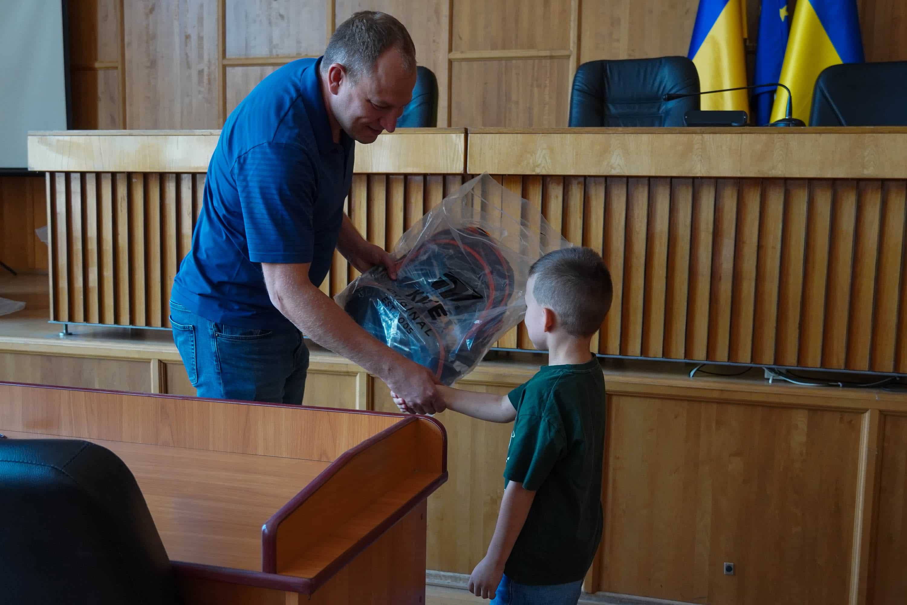 Напередодні нового навчального року в Ужгороді провели соціальну акцію на підтримку дітей військовослужбовців