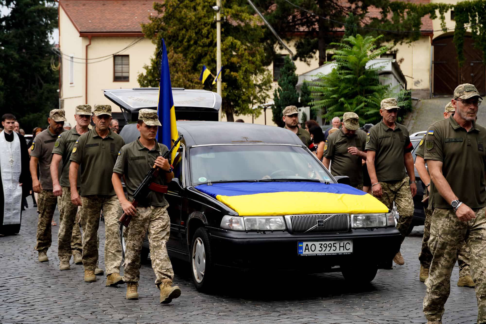 Назавжди 30: Ужгород сьогодні попрощався зі ще одним захисником, солдатом Вадимом Балогом