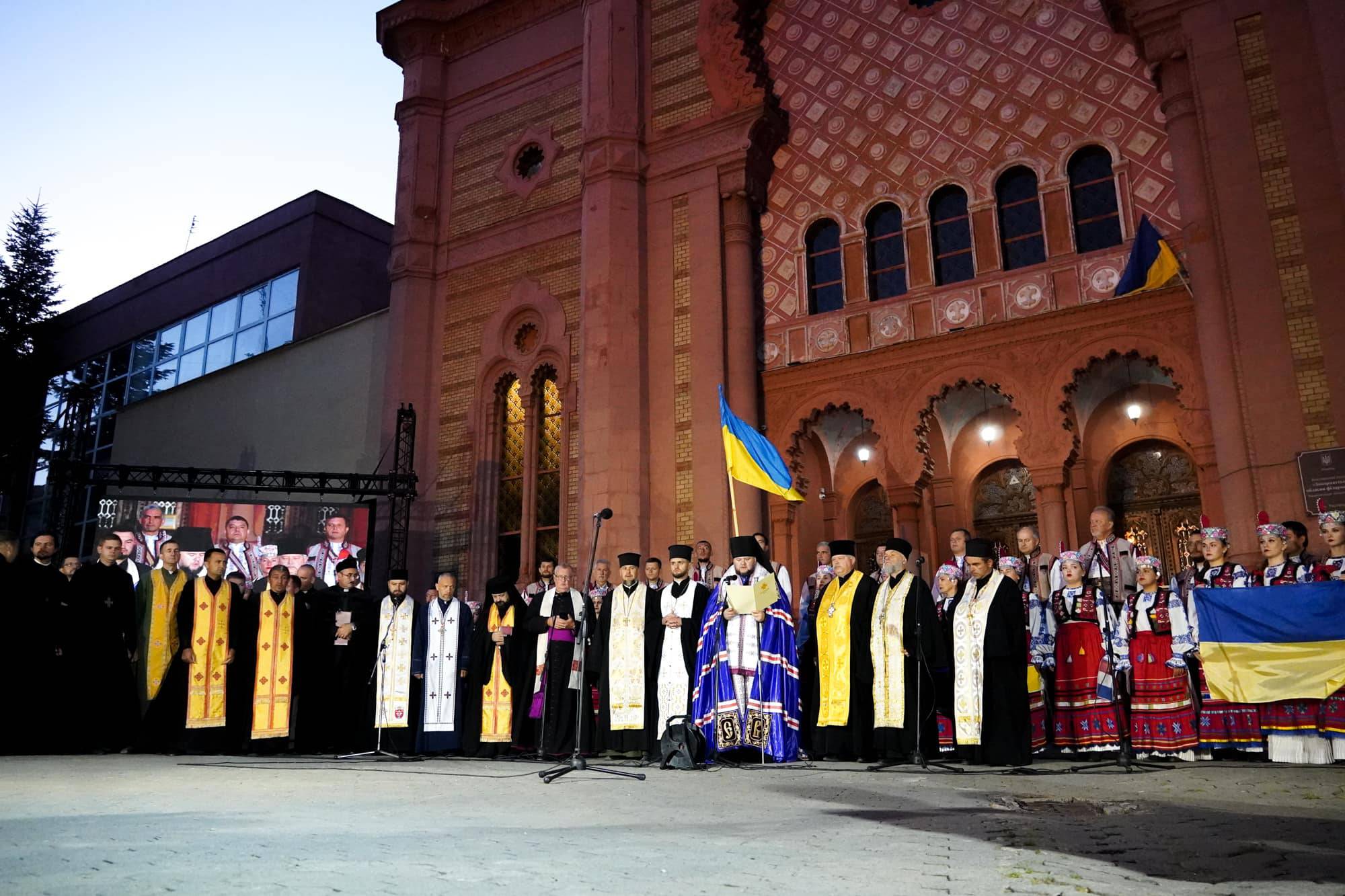 Світанок 35-го Дня Незалежності України в Ужгороді зустріли спільною молитвою