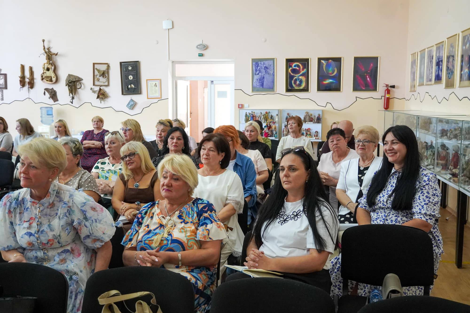 Розвиток ліцеїв, безпечне середовище та безкоштовне харчування: в Ужгороді провели розширену колегію управління освіти