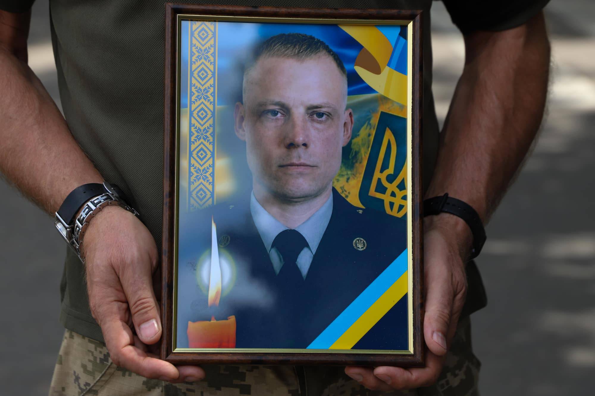 В Ужгороді сьогодні попрощалися із 46-річним захисником України, лейтенантом Сергієм Івановим
