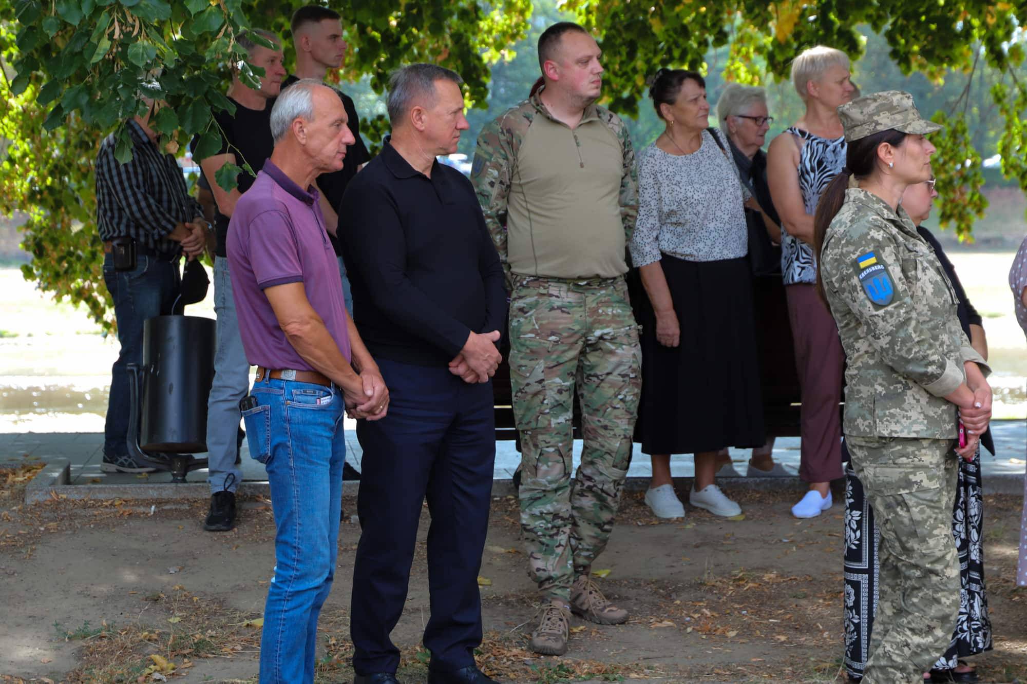 В Ужгороді сьогодні попрощалися із 46-річним захисником України, лейтенантом Сергієм Івановим
