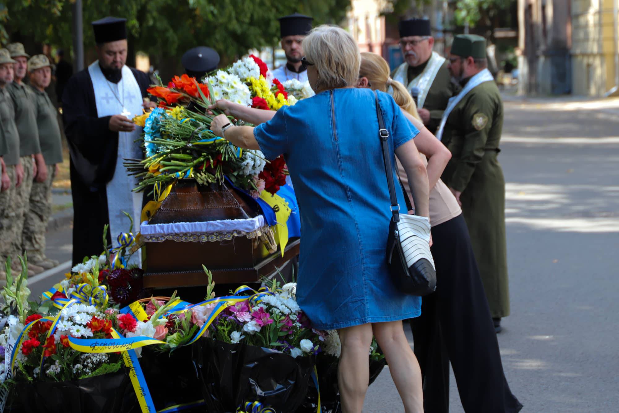 В Ужгороді сьогодні попрощалися із 46-річним захисником України, лейтенантом Сергієм Івановим